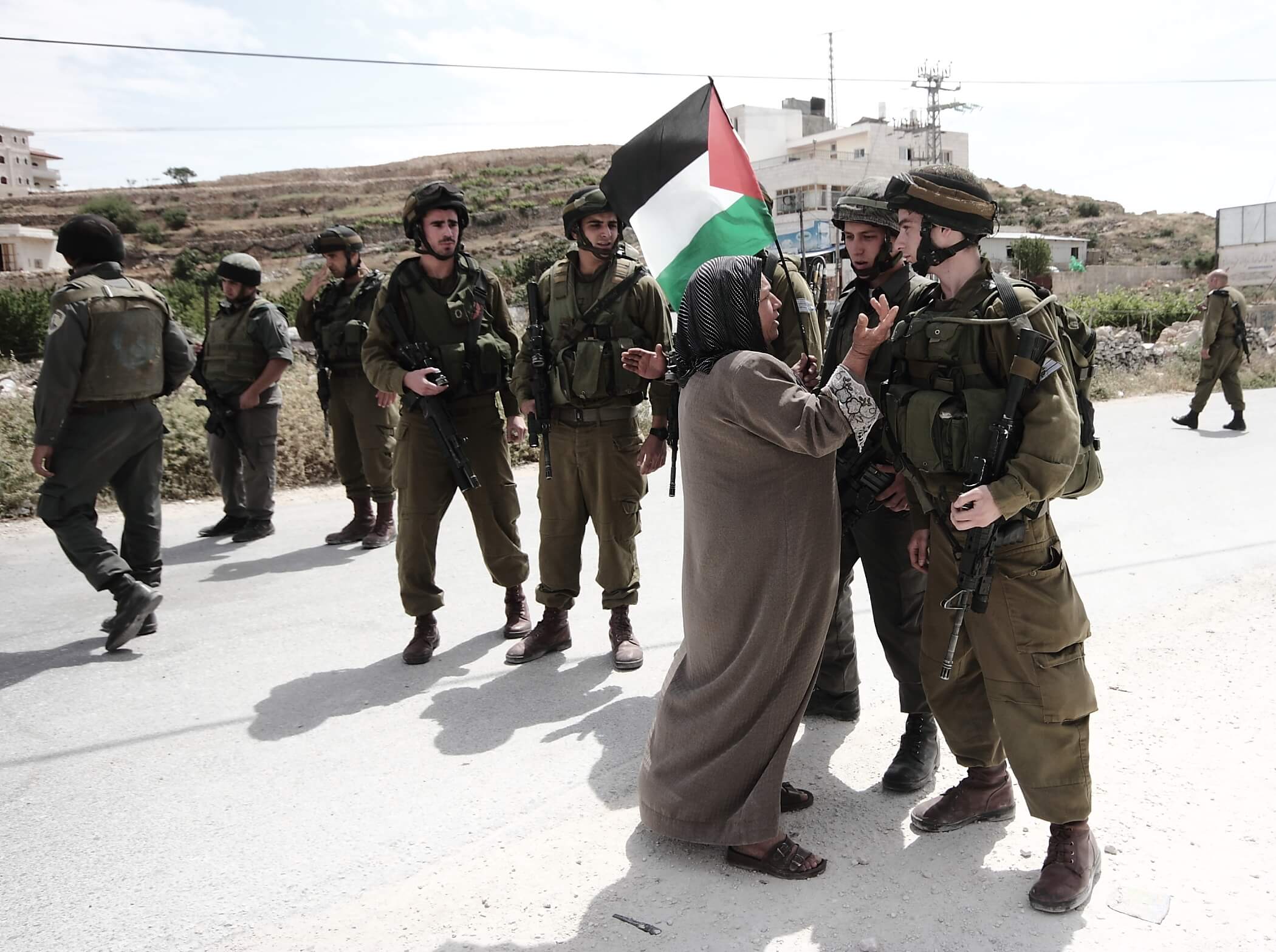 Una mujer discute con un soldado israelí en Al Ma'sara, Cisjordania.