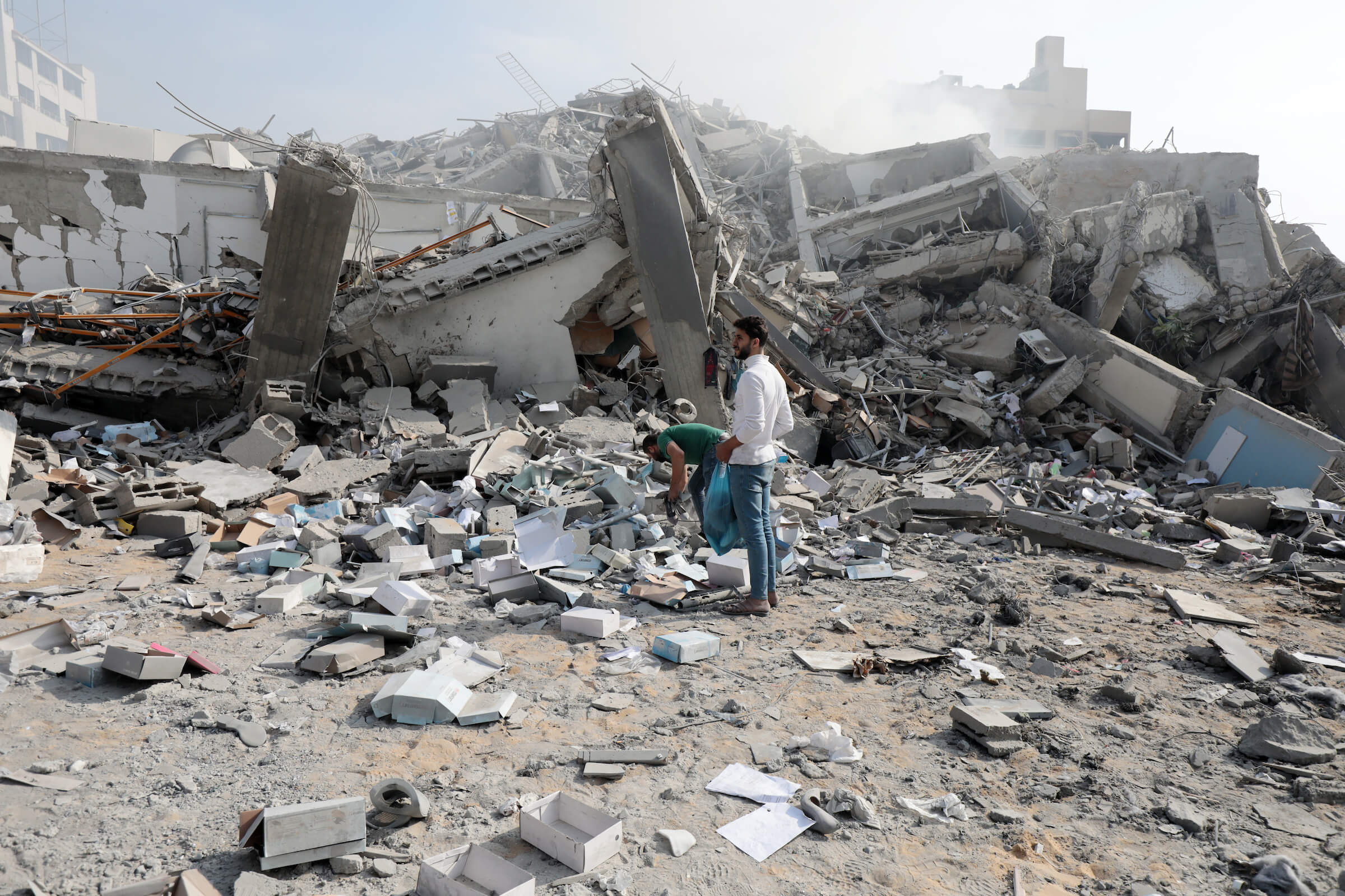Escombros de la Torre Watan, ubicada en la Franja de Gaza, tras sufrir un ataque aéreo israelí en octubre de 2023.