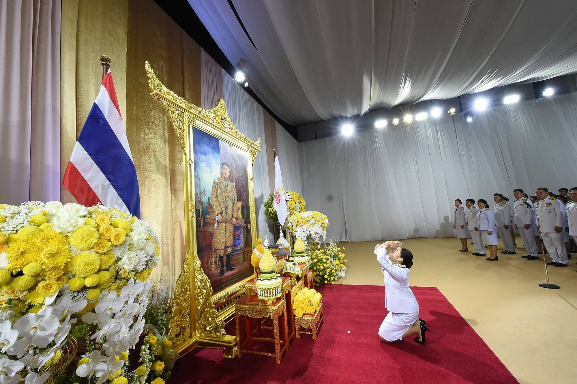 Paetongtarn Shinawatra, perteneciente a la dinastía Shinawatra y actual primera ministra de Tailandia, rinde tributo al rey Maha Vajiralongkorn.