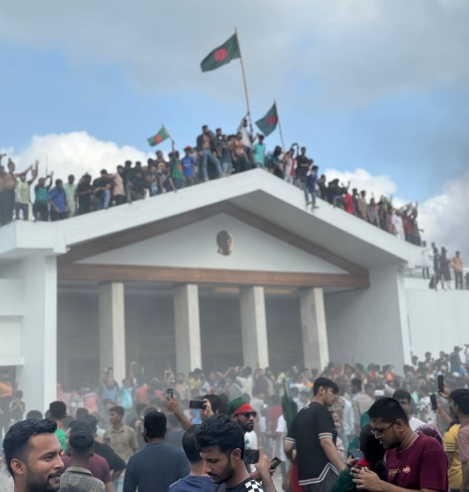 Manifestantes asaltan el Parlamento durante las protestas del 4 de agosto y poco antes de fraguarse el golpe de Estado en Bangladés contra Sheikh Hasina.