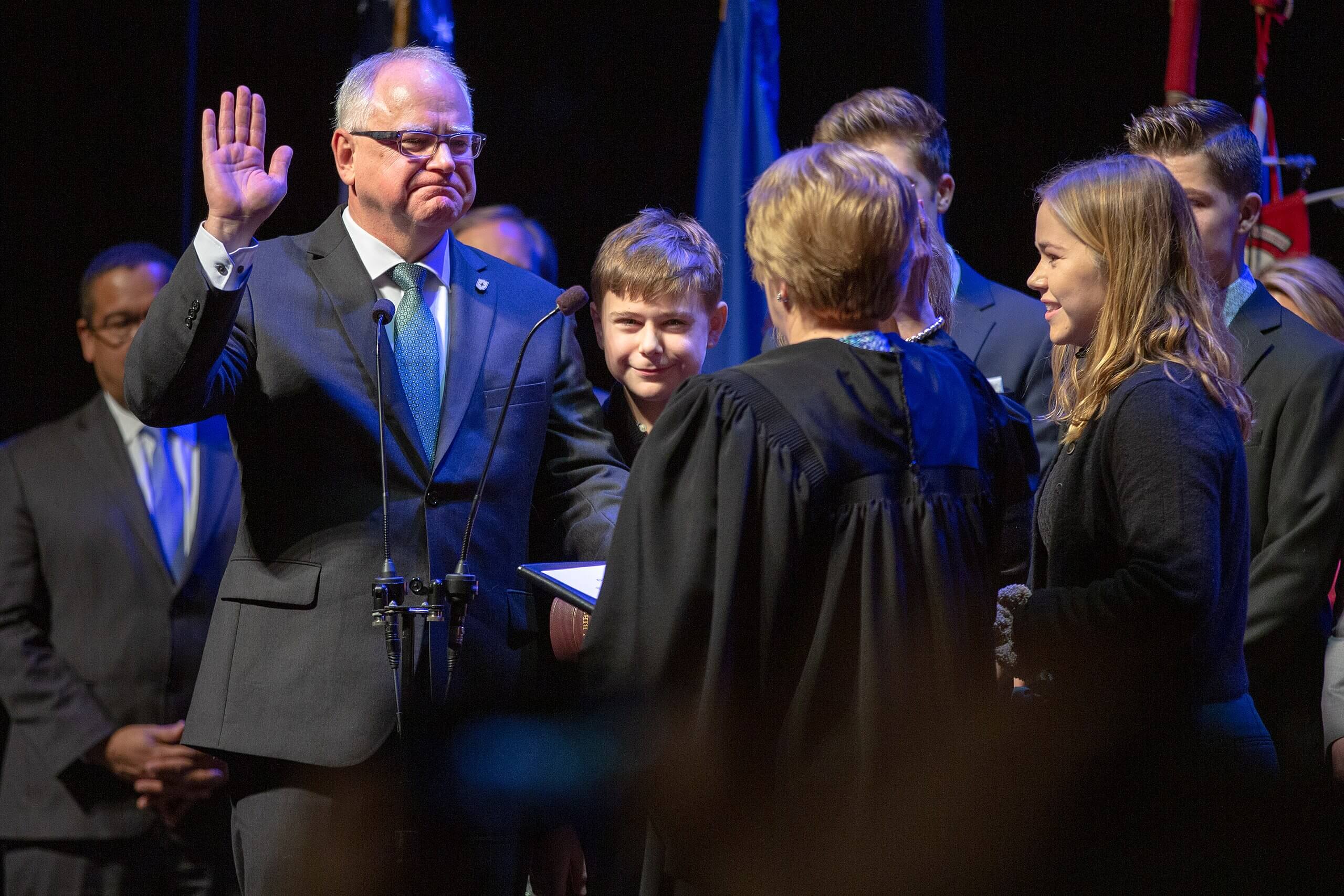 Tim Walz presta juramento como gobernador de Minnesota.