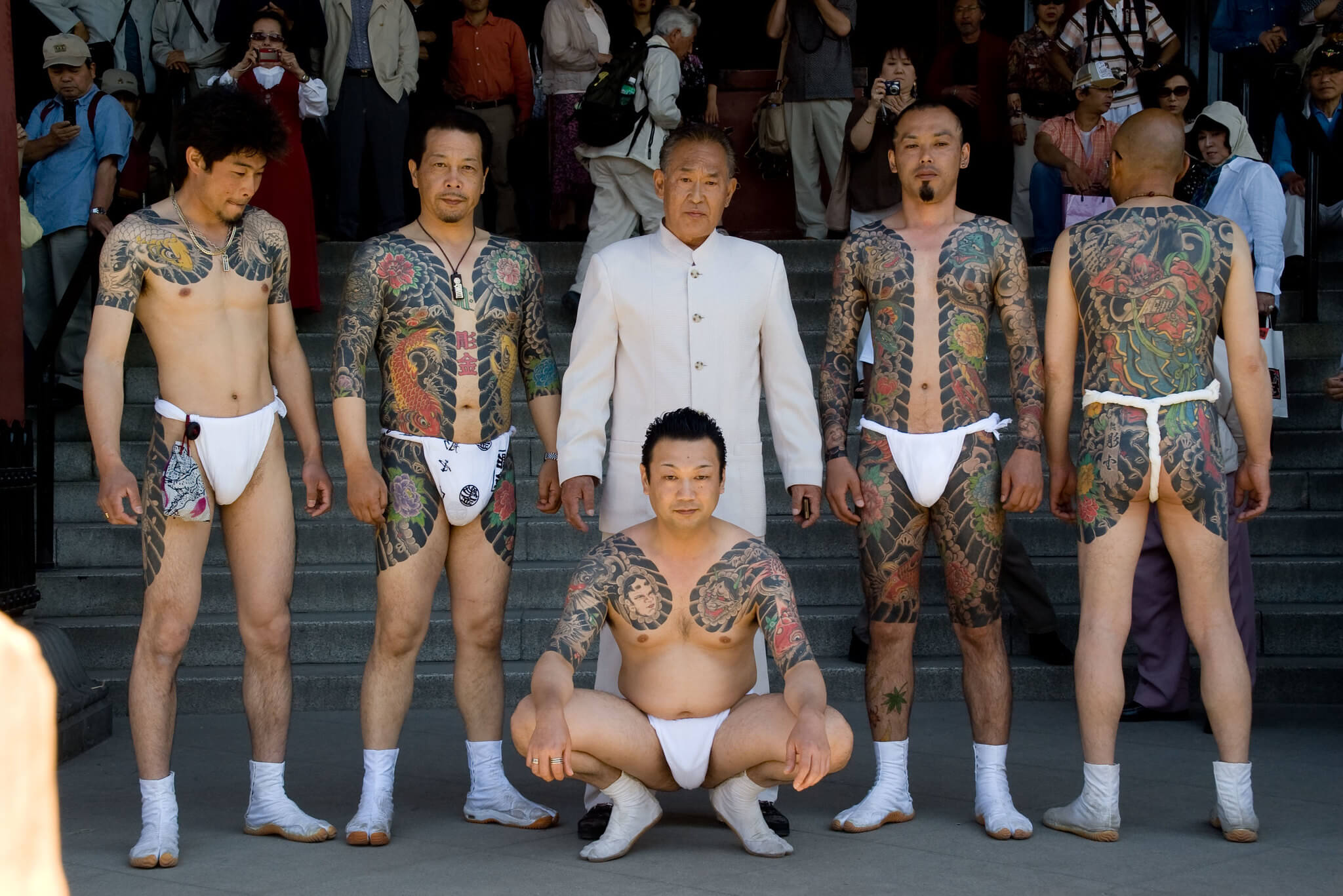 Miembros de la Yakuza muestran sus tatuajes en Senso-ji, Tokio, Japón.