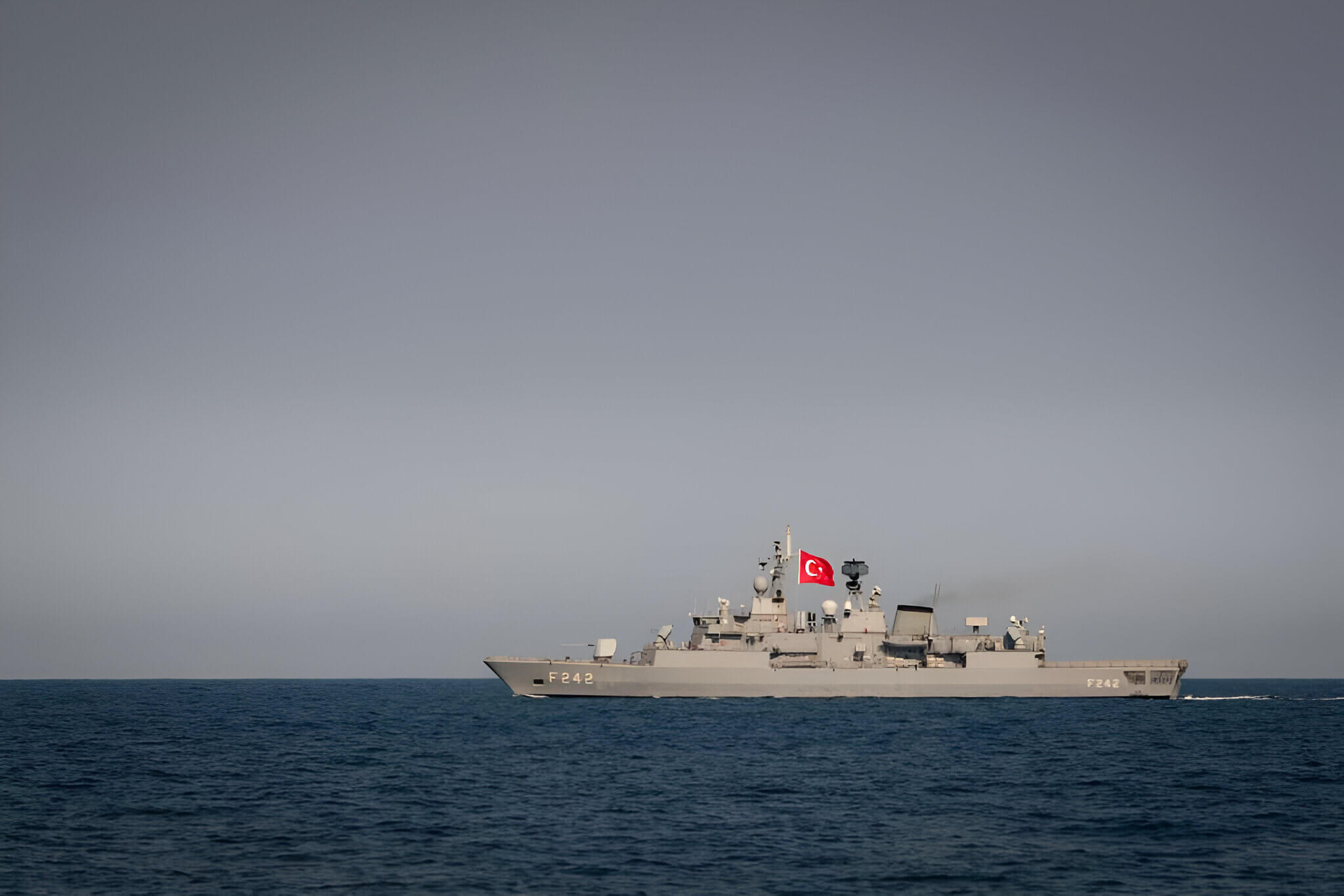 Buque de guerra turco navegando por el mar Negro.