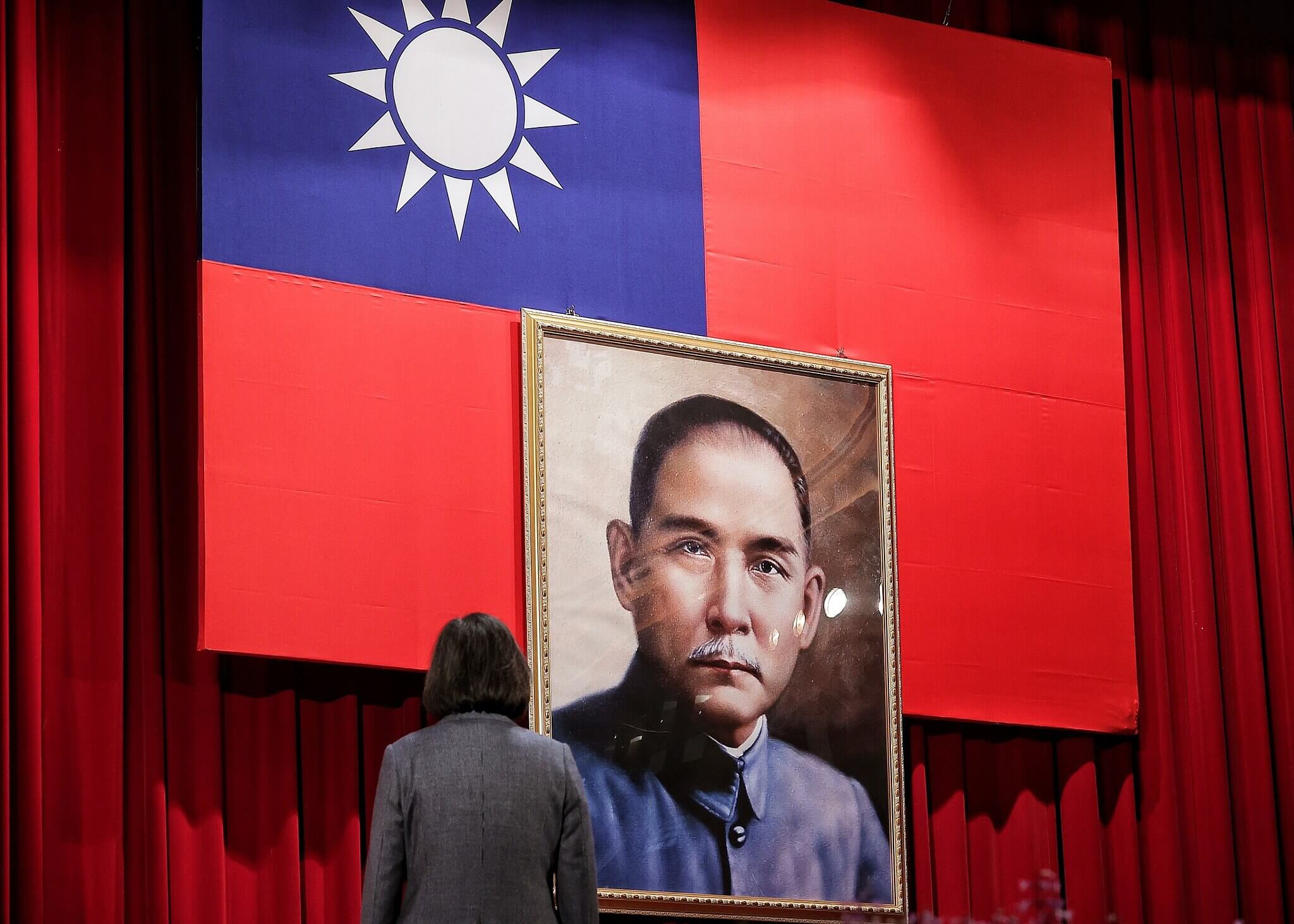 Tsai Ing-wen, presidenta de Taiwán, frente a un retrato de Sun Yat-sen