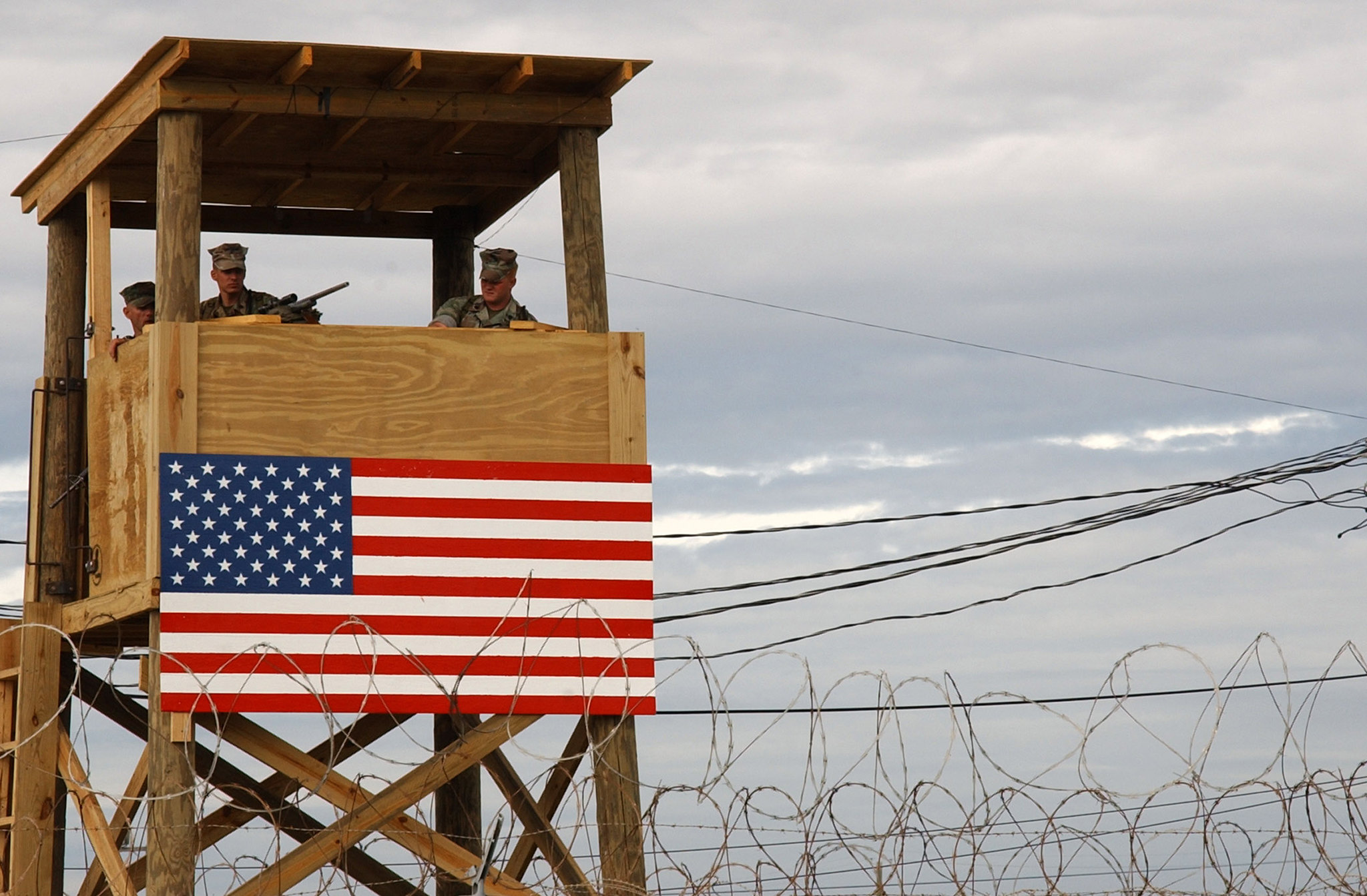 Torre de vigilancia de Estados Unidos en la base naval de la bahía de Guantánamo, un enclave estadounidense ubicado en Cuba.
