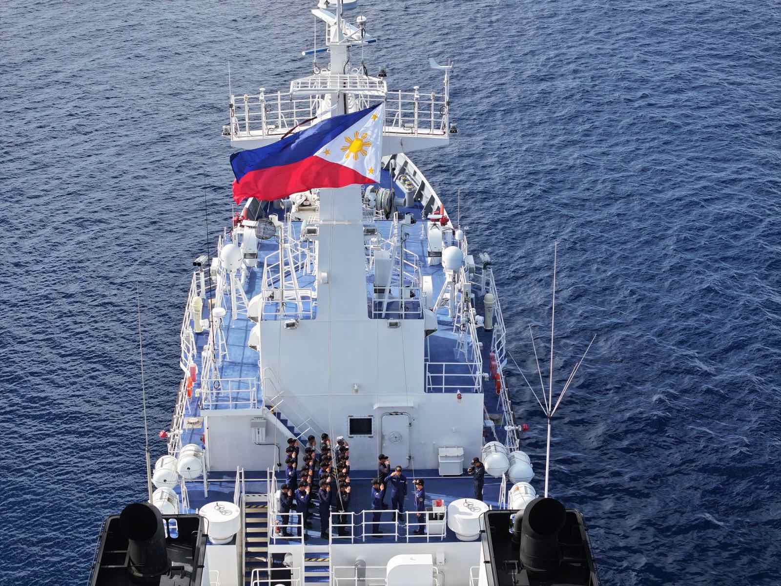 Un buque de la Guardia Costera de Filipinas navega por el mar del Sur de China, denominado por Manila como mar de Filipinas Occidental.