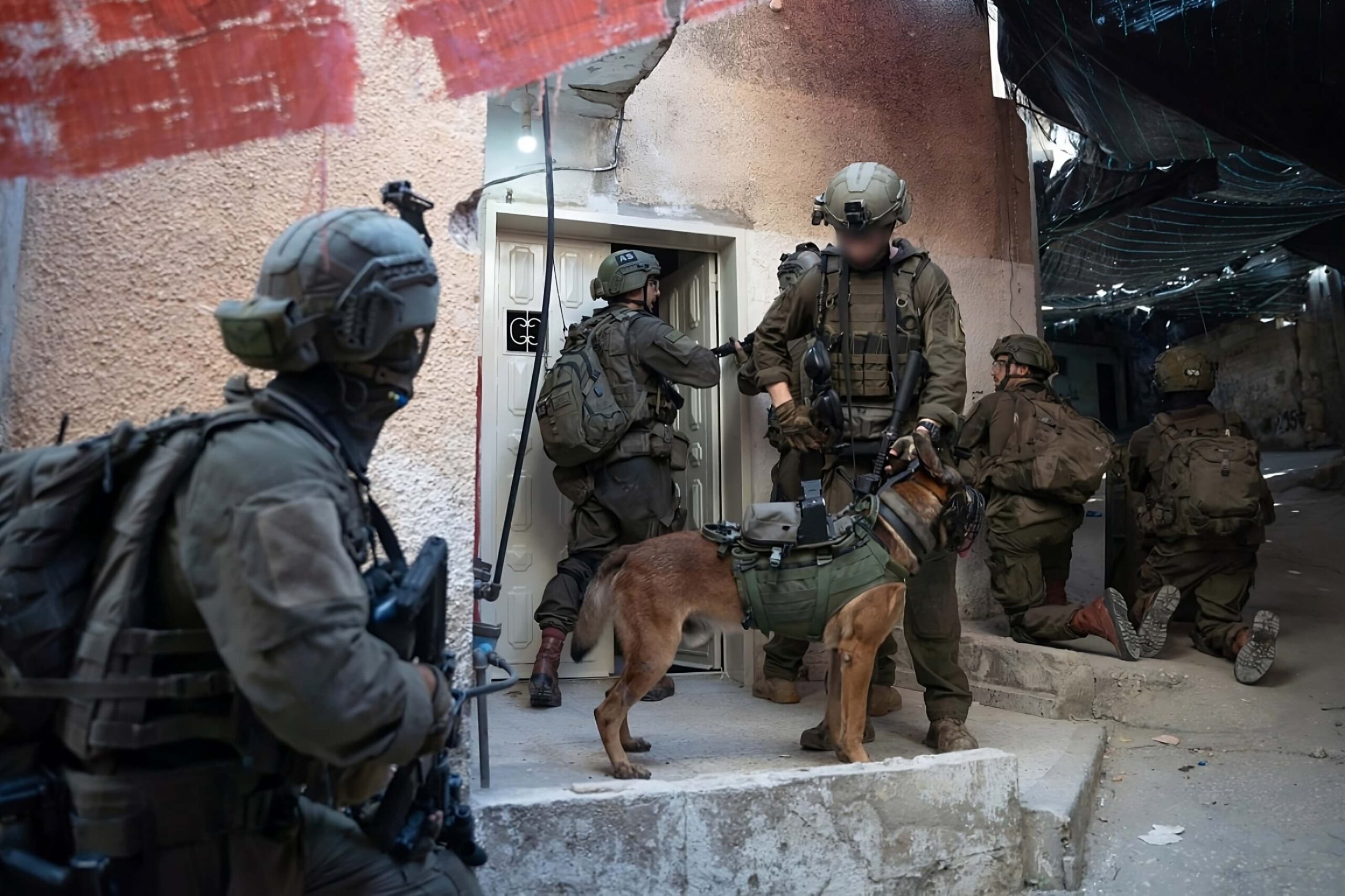 Soldados de las Fuerzas de Defensa de Israel (IDF) realizan una redada en Yenín durante la operación "Campamentos de verano".
