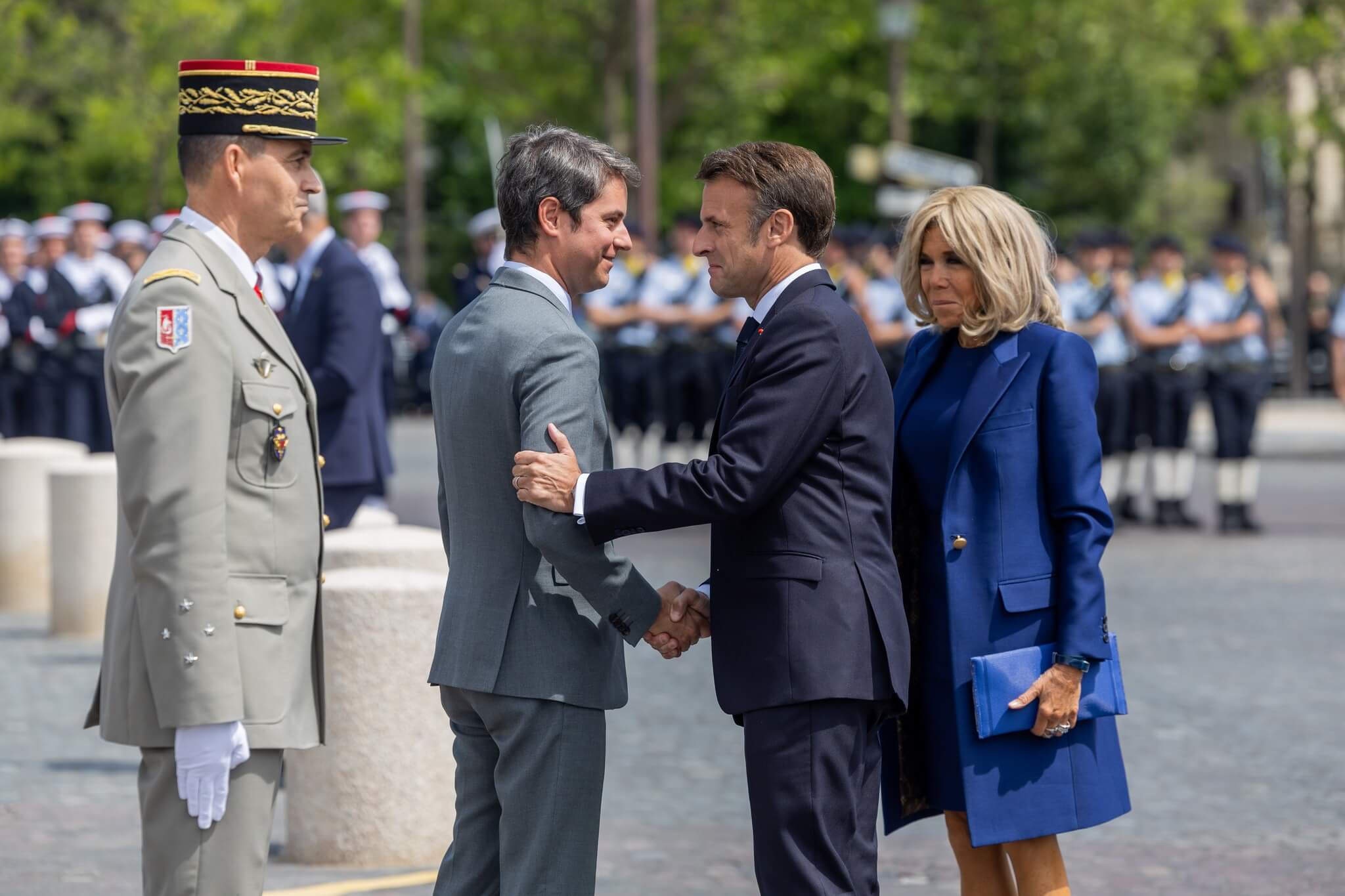 Emmanuel Macron saluda a Gabriel Attal, anterior primer ministro francés.