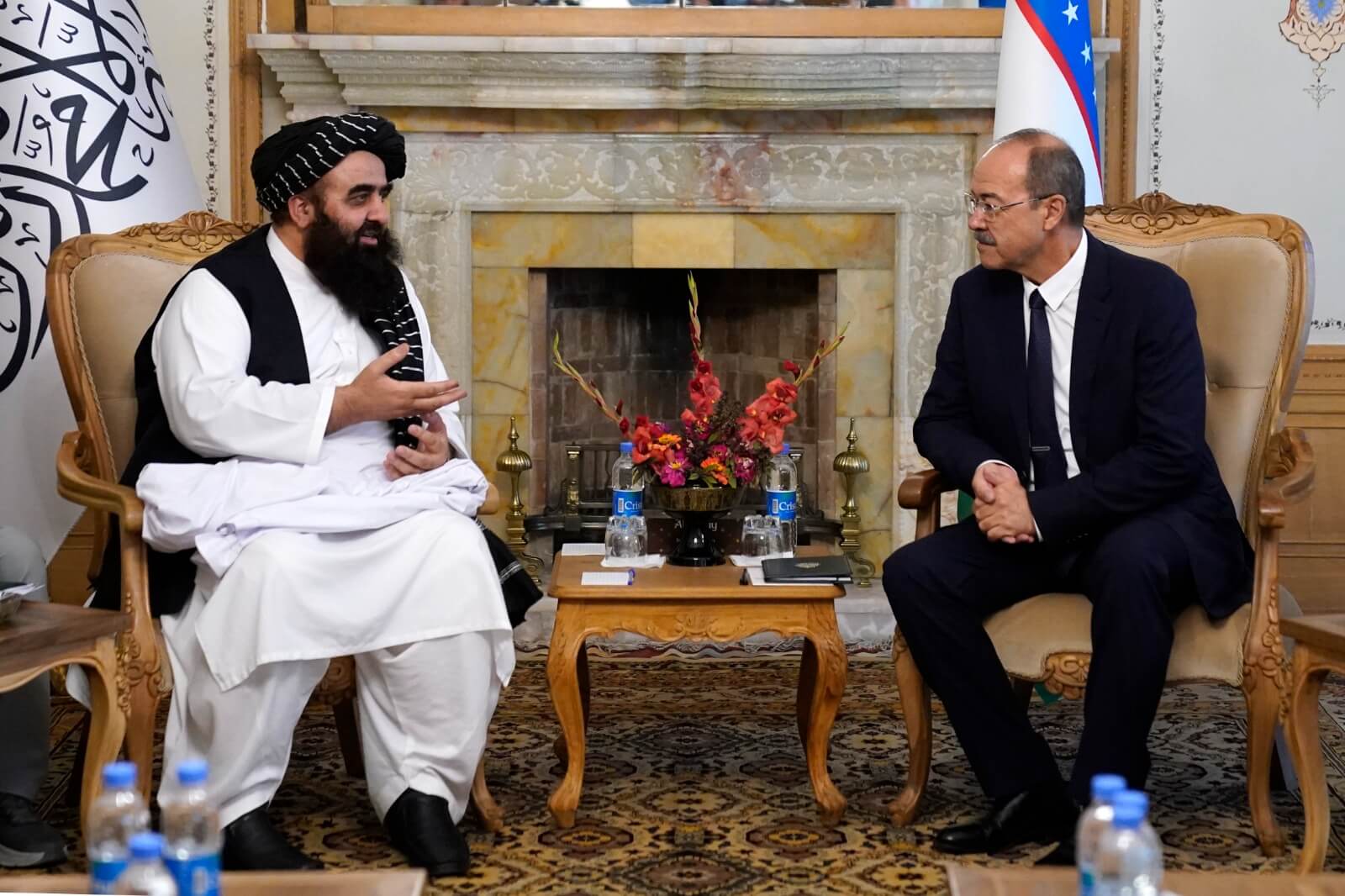 El ministro de Exteriores de los talibanes, Mawlawi Amir Khan Muttaqi, se reúne con el primer ministro de Uzbekistán, Abdulla Aripov, en Kabul. 