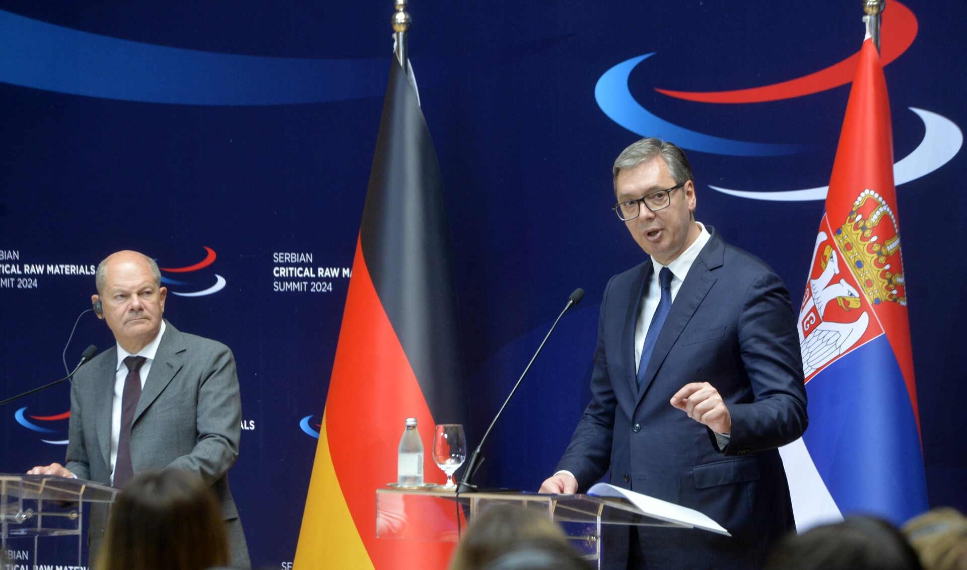 El Presidente de la República de Serbia, Aleksandar Vucic, junto al canciller alemán, Olaf Scholz, en el anuncio de su plan estratégico para el litio.