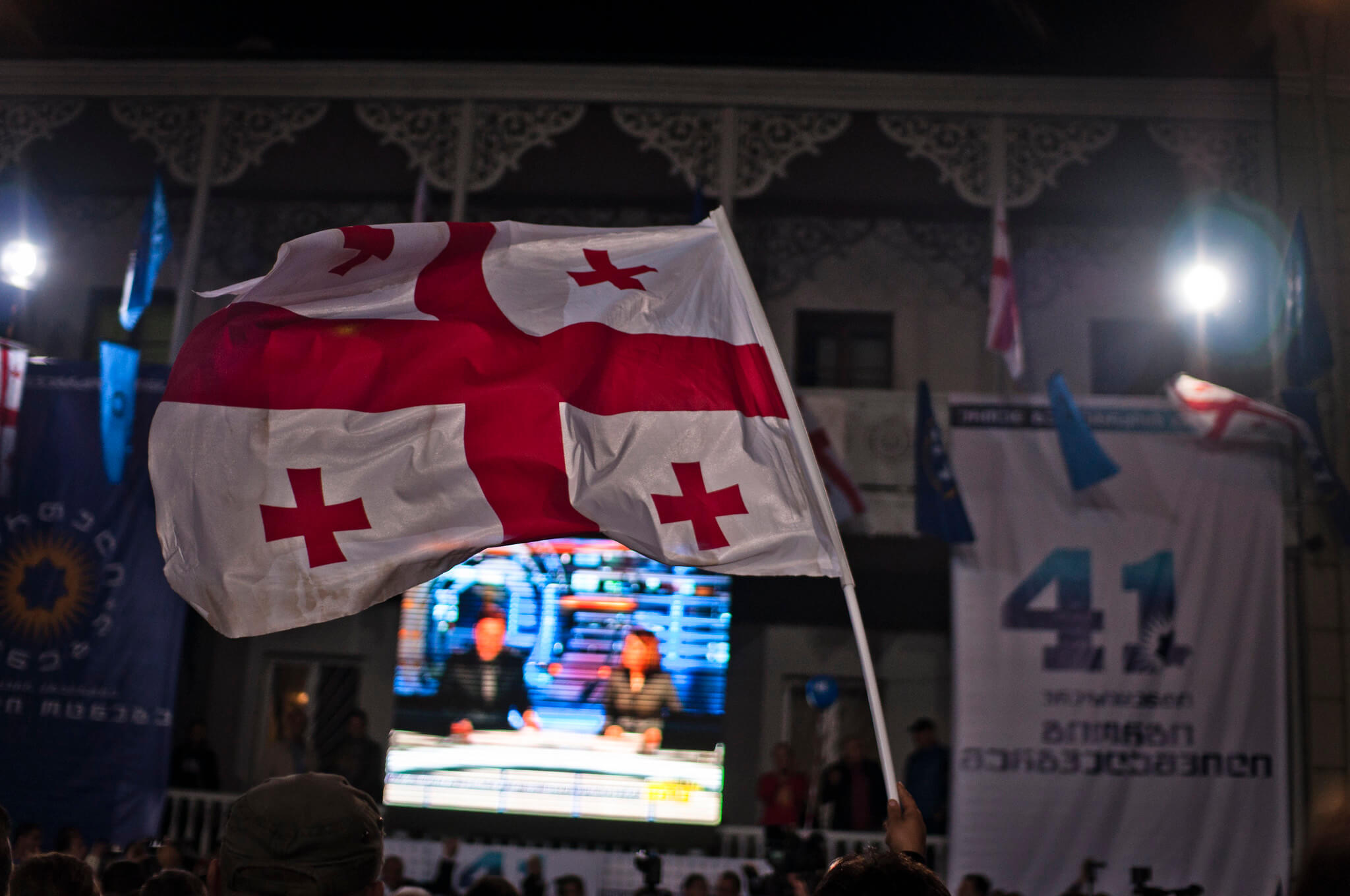 Partidarios de Sueño Georgiano se congregan en la sede del partido en Tiflis después de las elecciones de Georgia de 2013. 