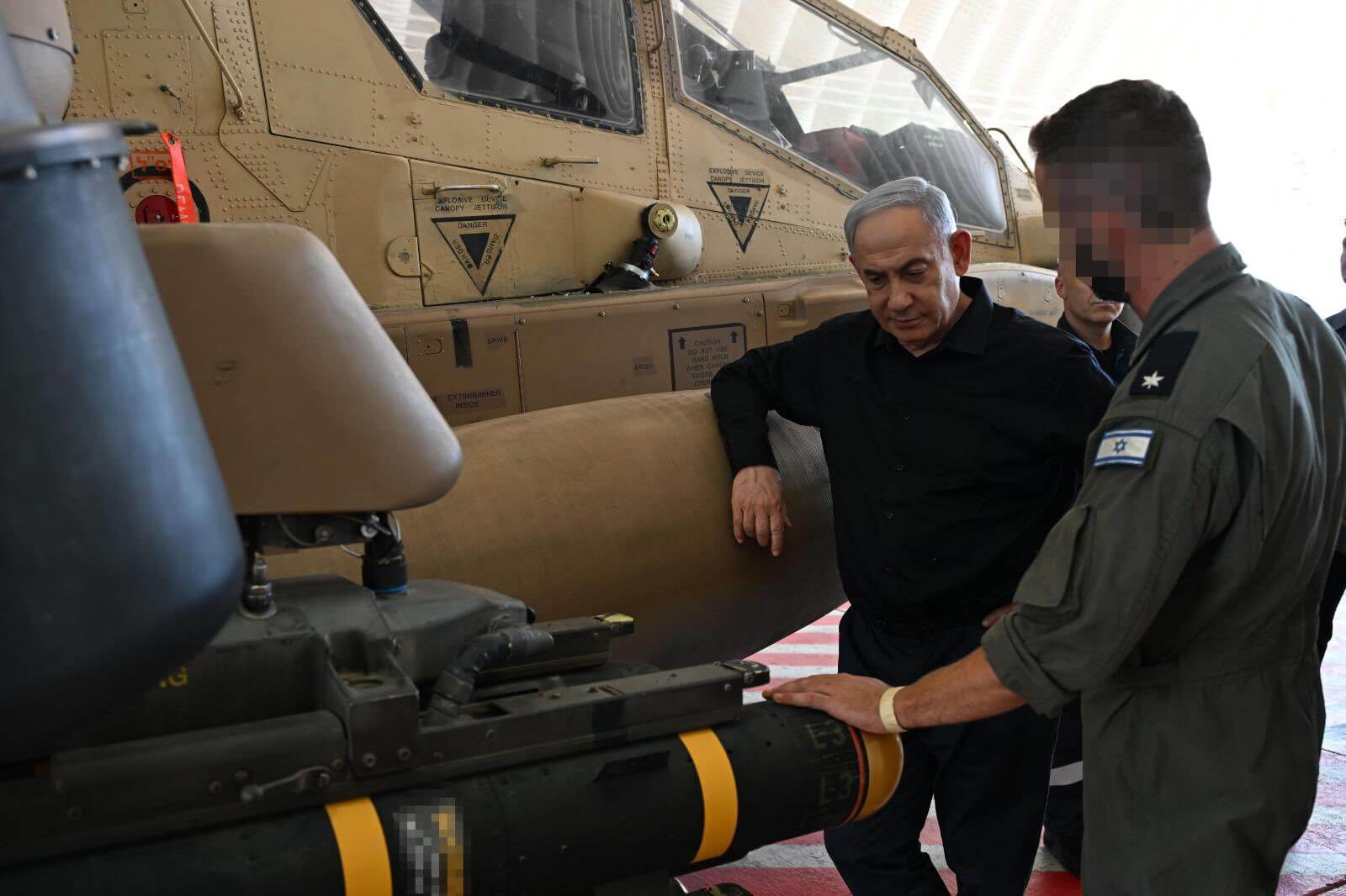 Benjamin Netanyahu, primer ministro de Israel, conversa con la Fuerza Aérea