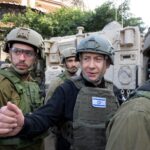 Benjamin Netanyahu, primer ministro de Israel, con militares destinados en la Franja de Gaza.