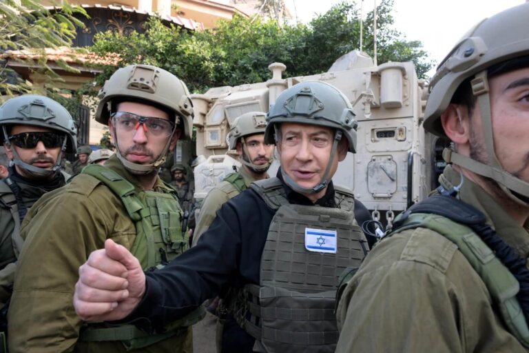 Benjamin Netanyahu, primer ministro de Israel, con militares destinados en la Franja de Gaza.