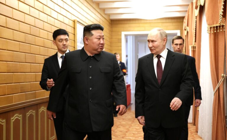 Kim Jong-un, Líder Supremo de Corea del Norte, junto a Vladímir Putin, presidente de Rusia