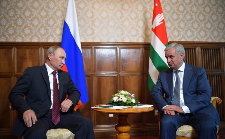 Vladímir Putin, presidente de Rusia, y Raul Jadyimba, ex presidente de Abjasia (2014-2020)