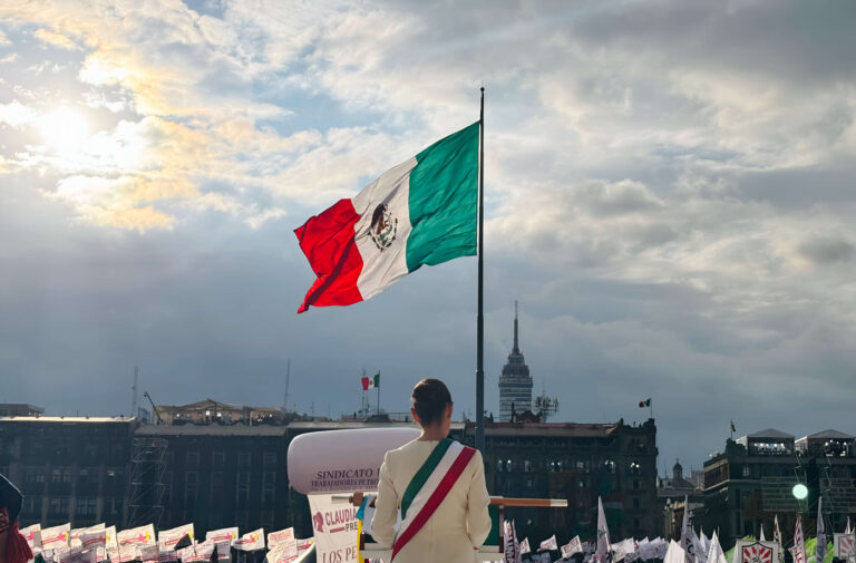 Claudia Sheinbaum, presidenta de México, frente a la bandera nacional