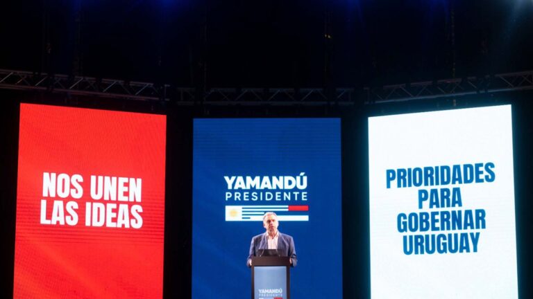 Yamandú Orsi, candidato del Frente Amplio a la presidencia de Uruguay en 2024.