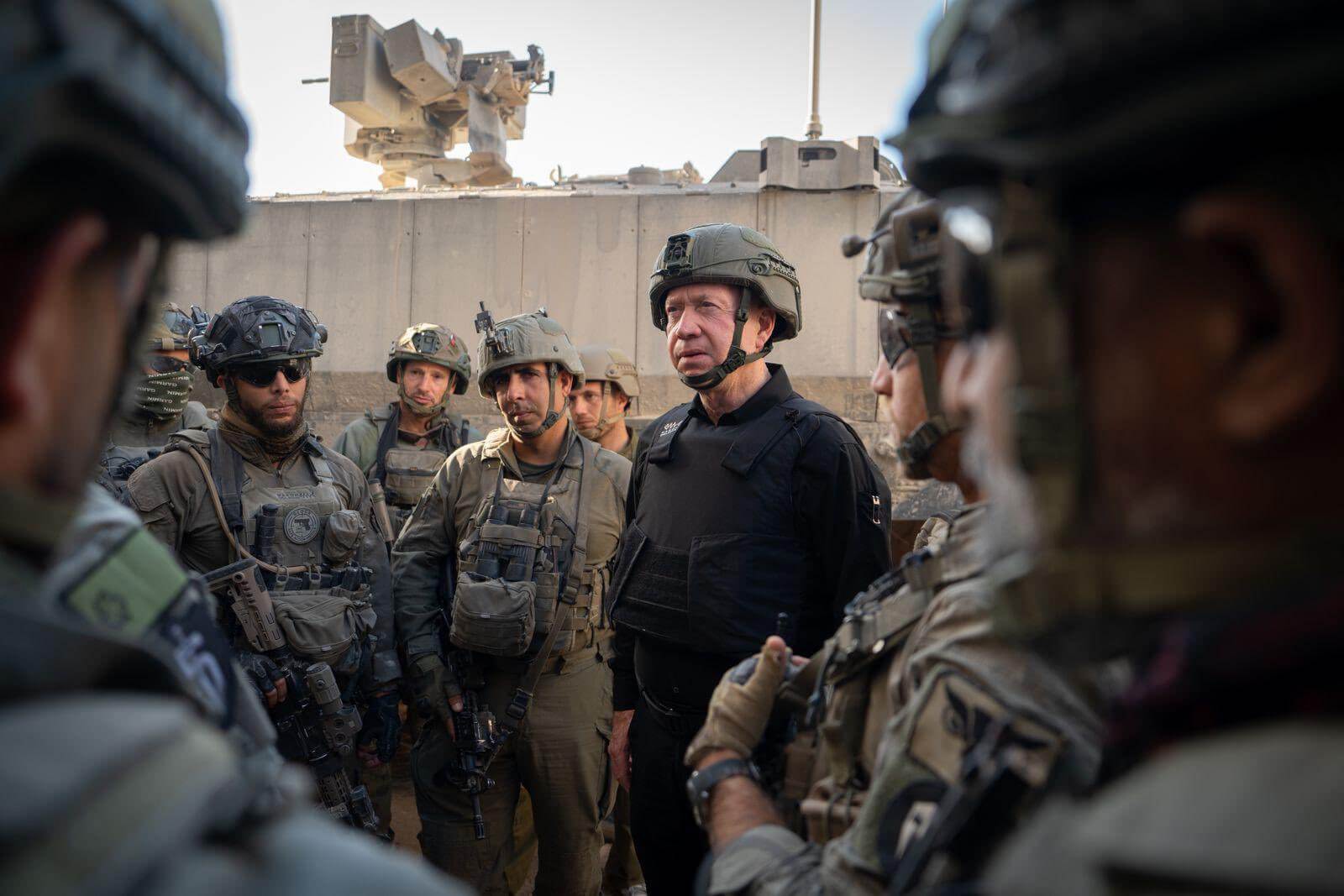 Yoav Gallant, antiguo ministro de Defensa, visita a las tropas de las Fuerzas de Defensa de Israel (FDI).