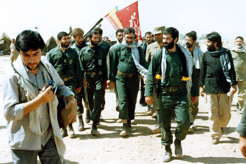 Ali Khamenei, actual Líder Supremo de Irán, visitó a las tropas en 1988, durante la guerra contra Irak, cuando ocupaba el cargo de presidente.
