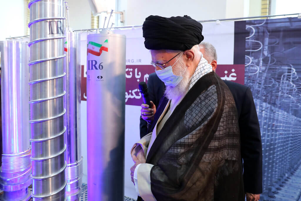 Ali Khamenei, Líder Supremo de Irán, visita una exhibición centrada en la industria nuclear.