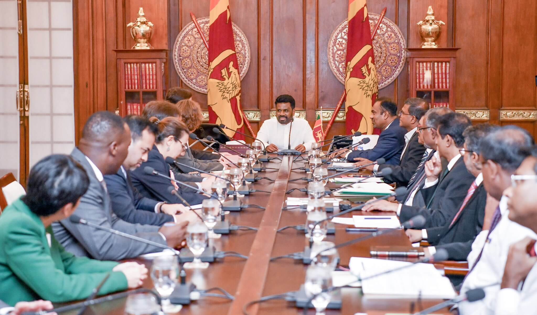 Representantes del Fondo Monetario Internacional (FMI) se reúnen con el nuevo presidente de Sri Lanka, Anura Kumara Dissanayake.