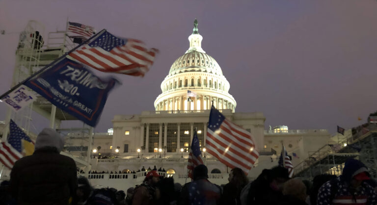 Sectores de la alt-right asaltan el capitolio el 6 de enero de 2021 tras la derrota electoral de Donald Trump