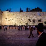 Bandera de Israel frente al Muro de las Lamentaciones en Jerusalén