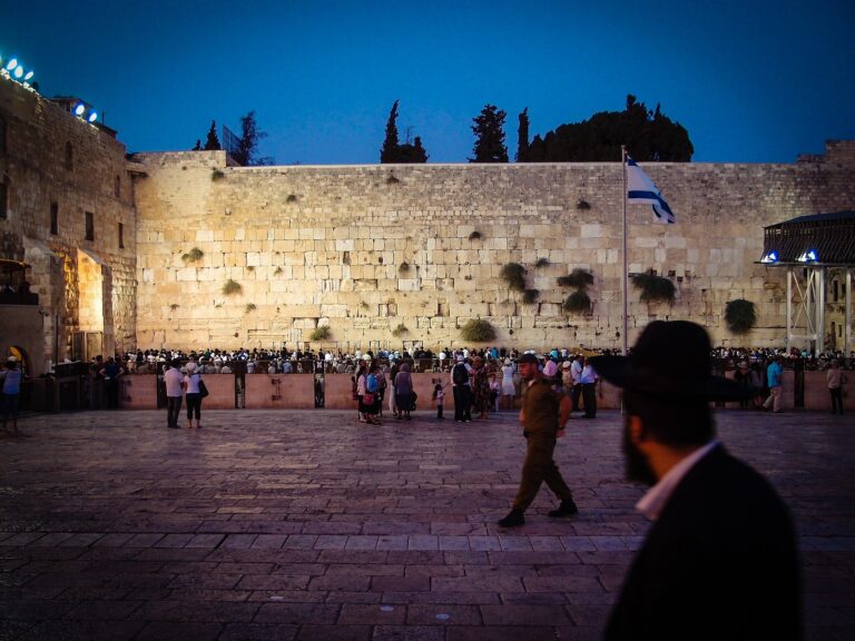 Bandera de Israel frente al Muro de las Lamentaciones en Jerusalén