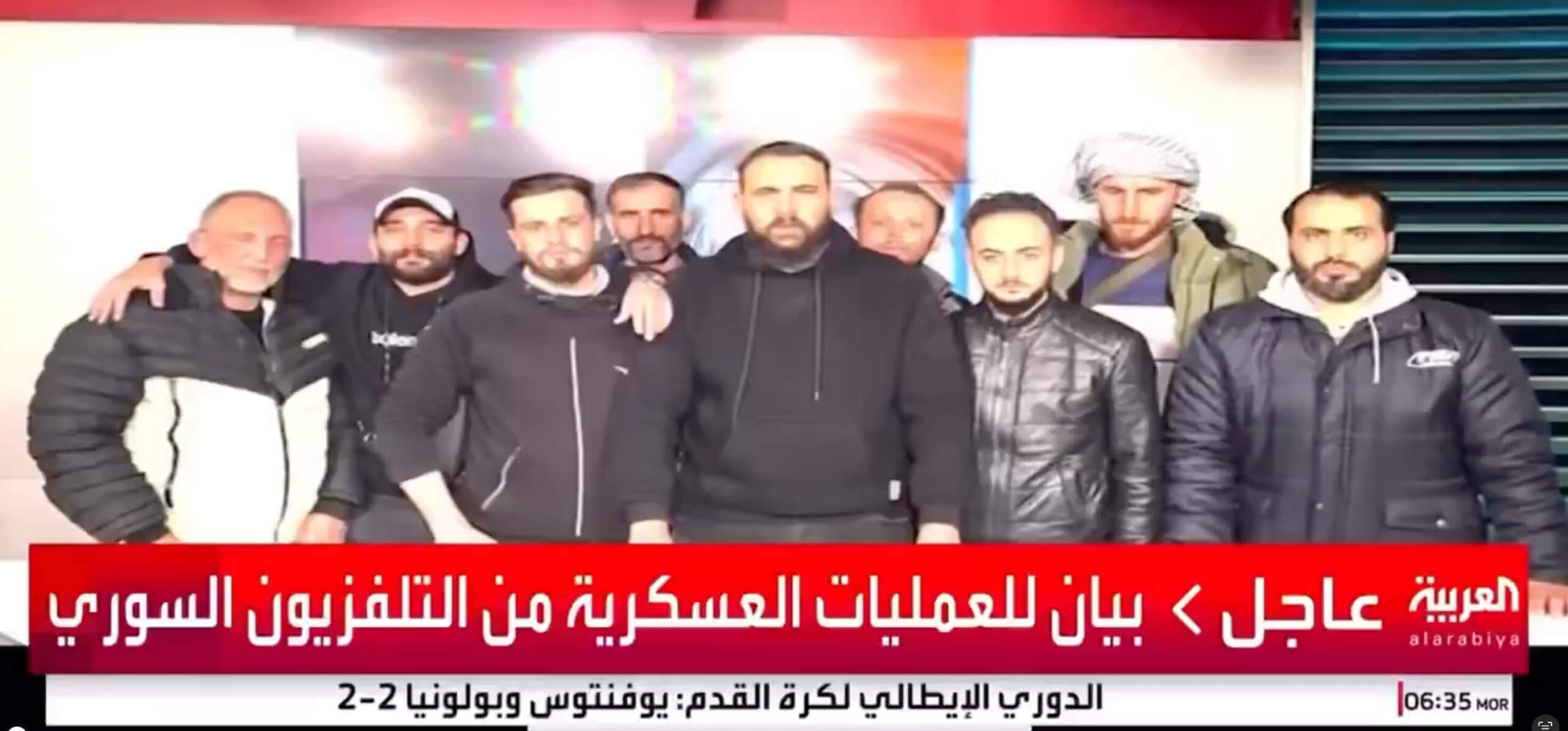 Miembros de grupos armados contrarios a Bashar al-Asad leen un comunicado en directo en la televisión estatal siria confirmando la caída del gobierno.