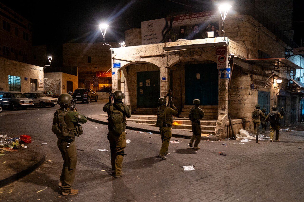 Soldados de las Fuerzas de Defensa de Israel (FDI) realizan una operación militar en Cisjordania.