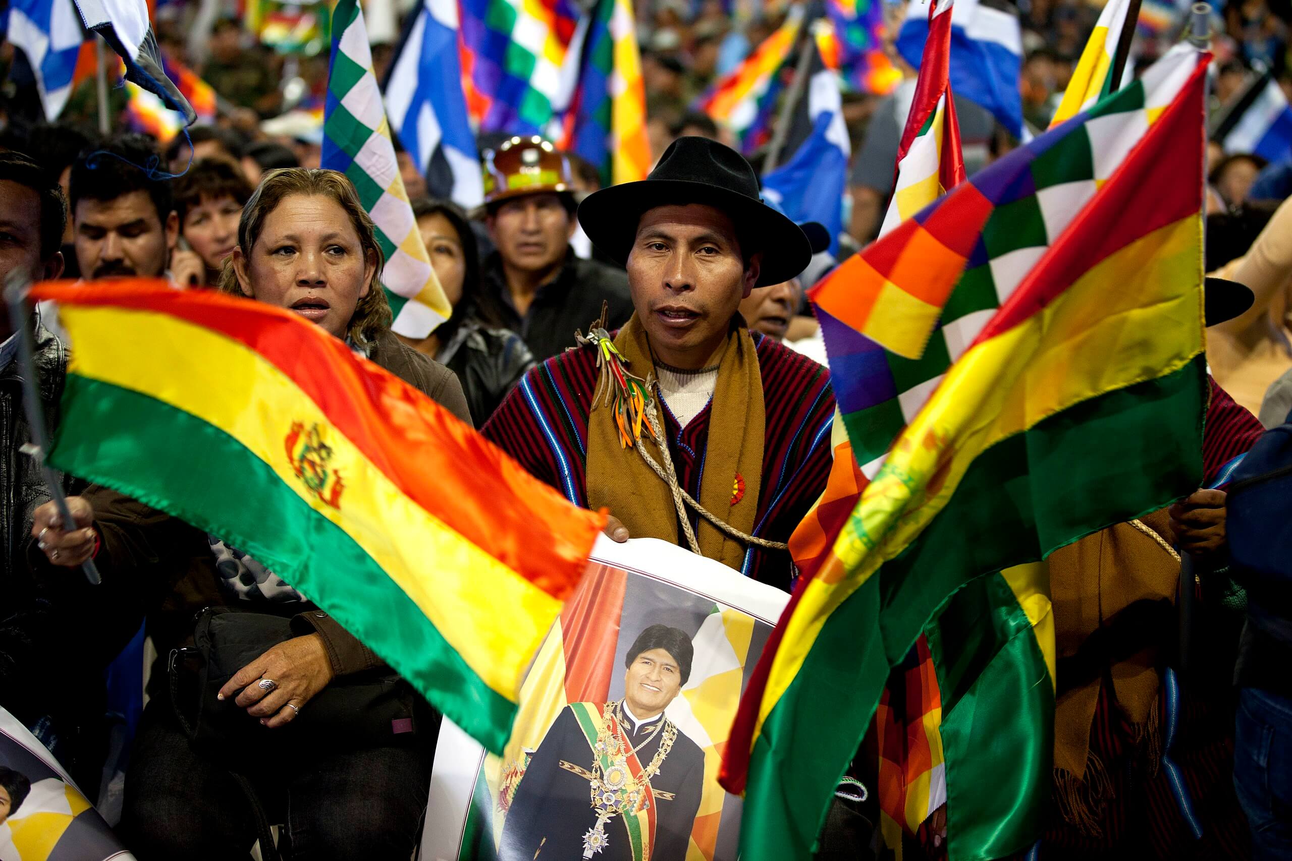 Un hombre sostiene una imagen de Evo Morales cuando era presidente de Bolivia.