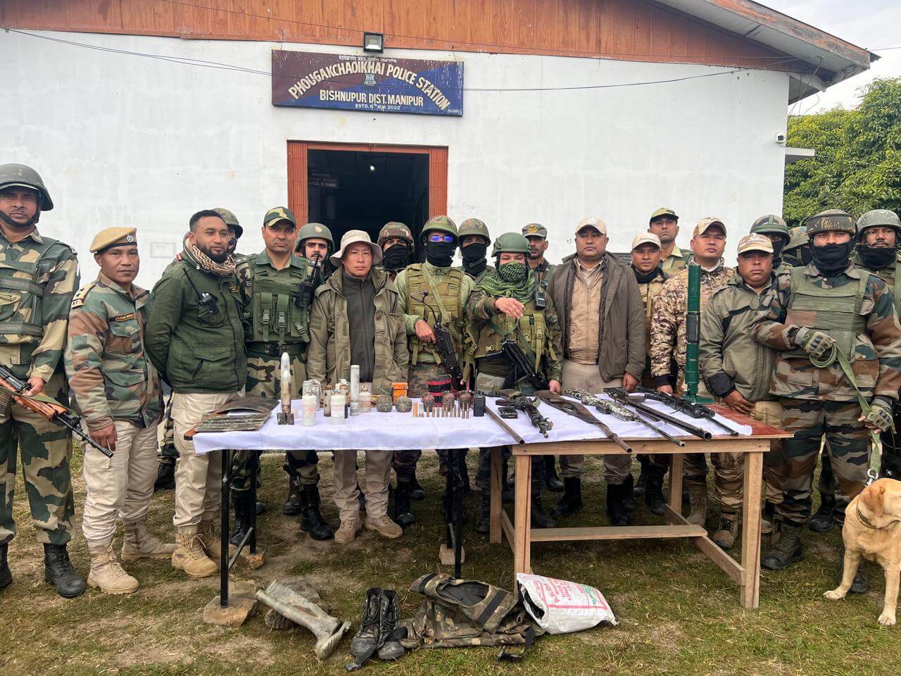 Las fuerzas de seguridad de India requisan armamento en el distrito de Bishnupur, en Manipur, cerca de la frontera con Myanmar.