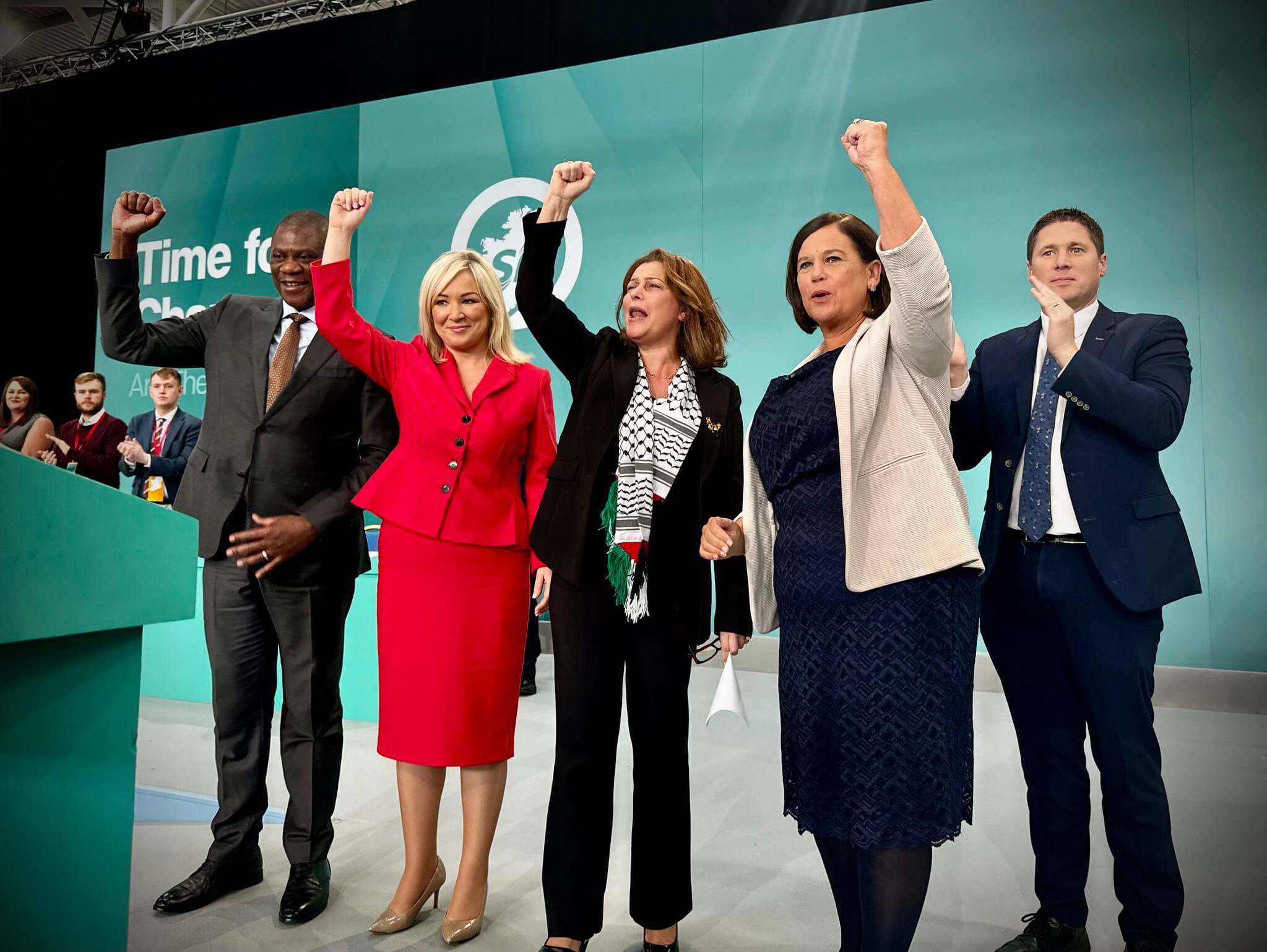 Mary Lou McDonald (derecha), la líder del Sinn Féin, la principal oposición a las dos fuerzas centristas en las elecciones de Irlanda de 2024.