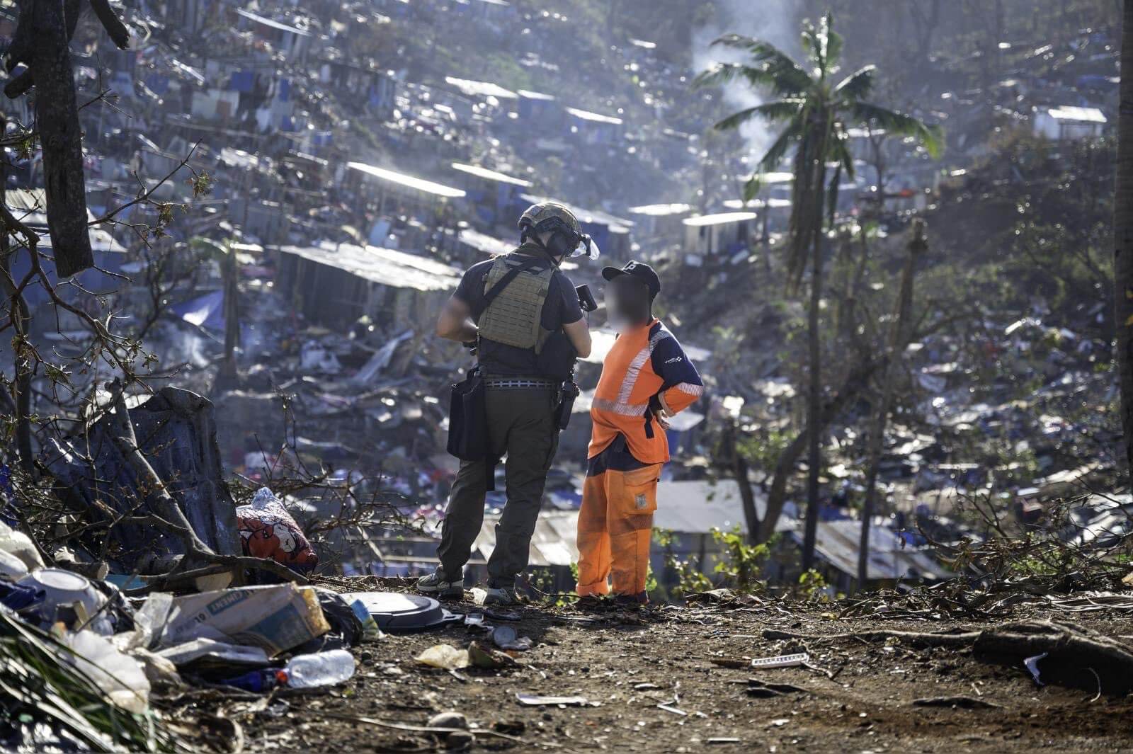 Un gendarme francés asiste en las labores de emergencia tras el ciclón que afectó a Mayotte.