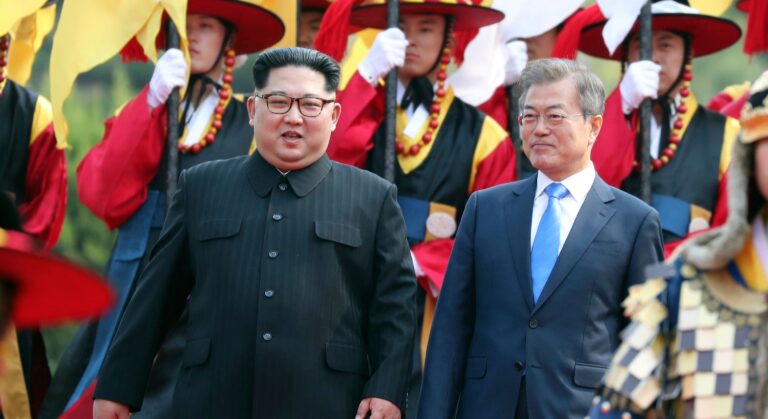 Kim Jong-un, Líder Supremo de Corea del Norte, y Moon Jae-in, presidente de Corea del Sur (2017-2022)