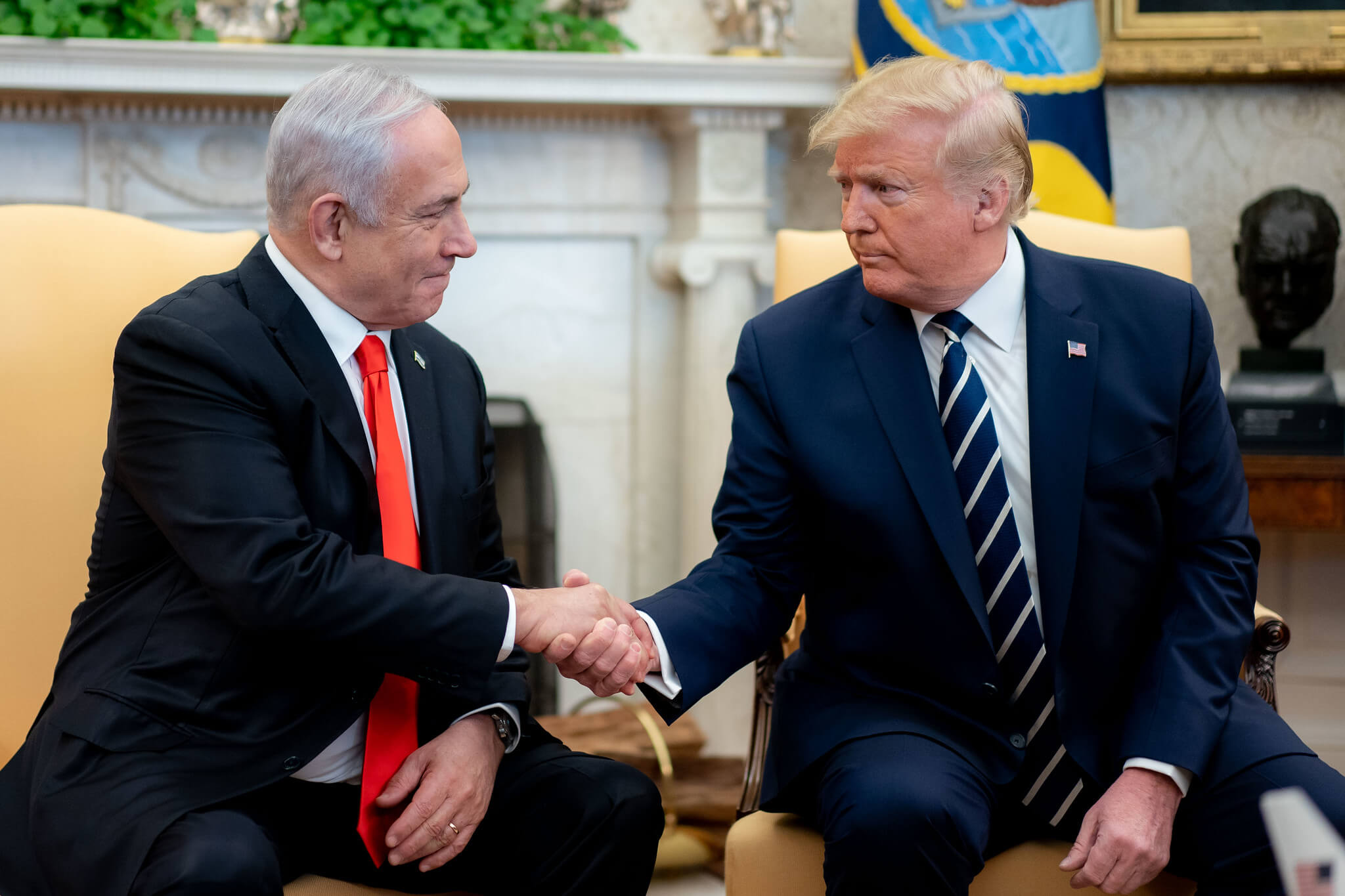 El presidente Donald Trump y el primer ministro israelí Benjamin Netanyahu se dan la mano durante una reunión bilateral, enero de 2020, en Washington, D.C.