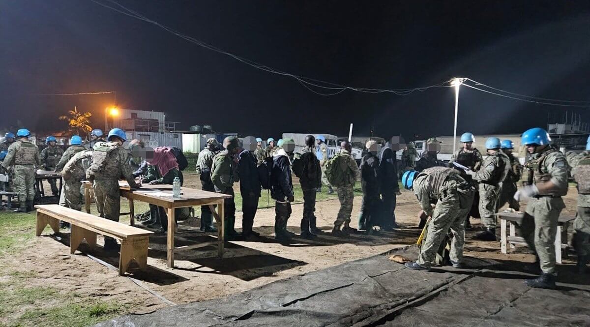 Soldados del ejército de la República Democrática del Congo entregan sus armas a la MONUSCO tras la ofensiva lanzada por el M-23 sobre Goma.