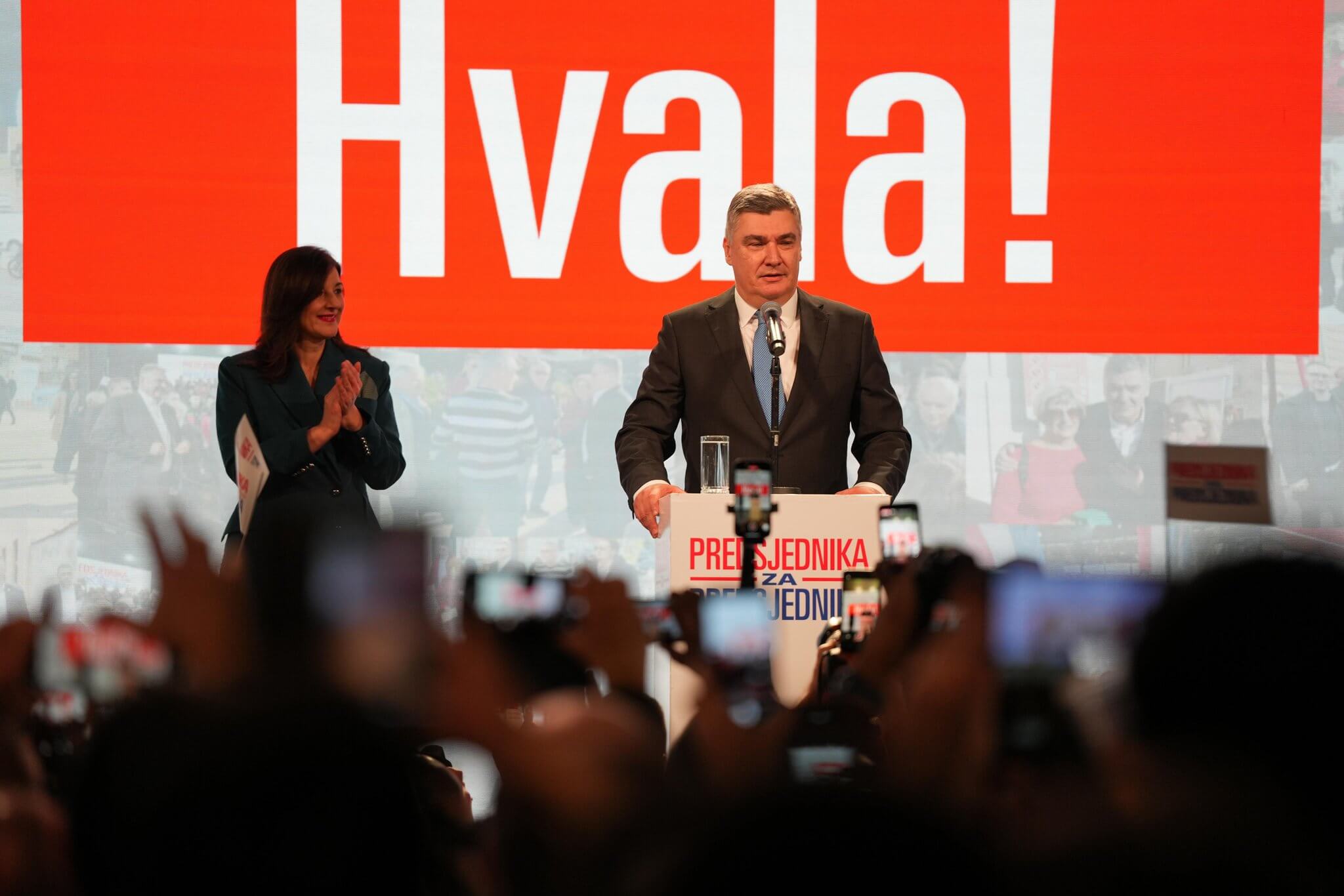 Zoran Milanovic comparece ante el electorado tras vencer la segunda vuelta de las elecciones presidenciales de Croacia.