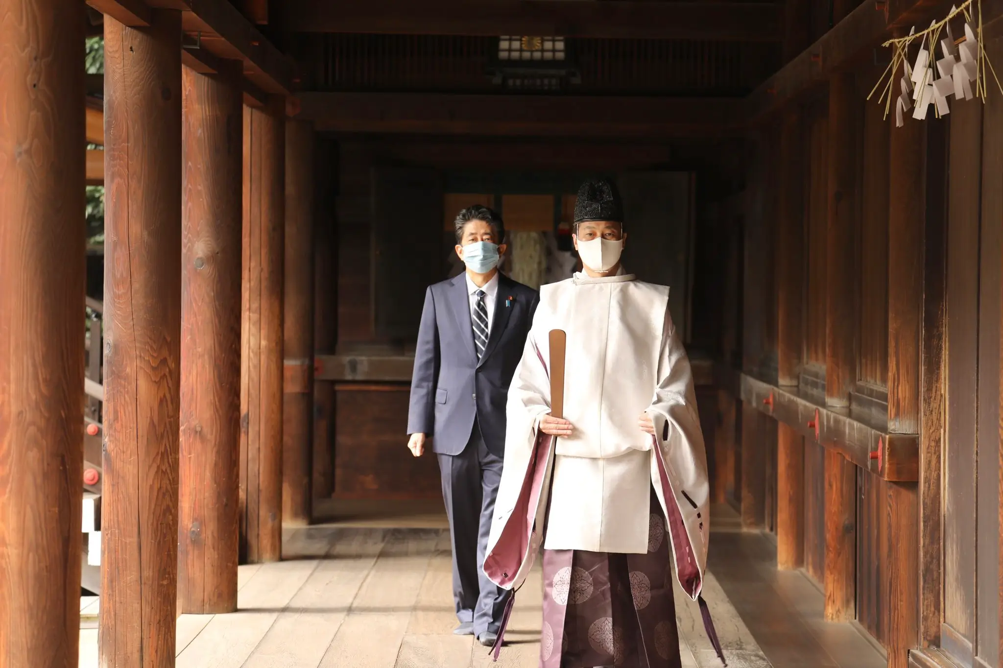 El ex primer ministro Shinzo Abe visita el santuario Yasukuni de Japón, en 2021.