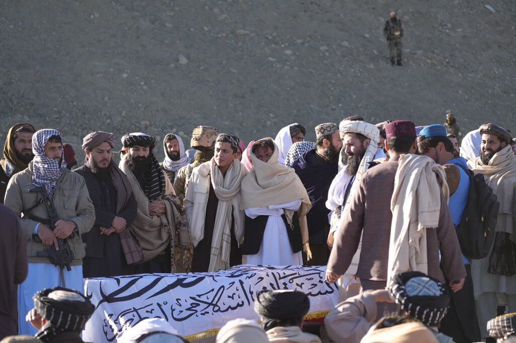 Miembros de los talibanes asisten al funeral de Khalil Ur Haqqani, cuyo asesinato ha desatado una escalada entre Afganistán y Pakistán.
