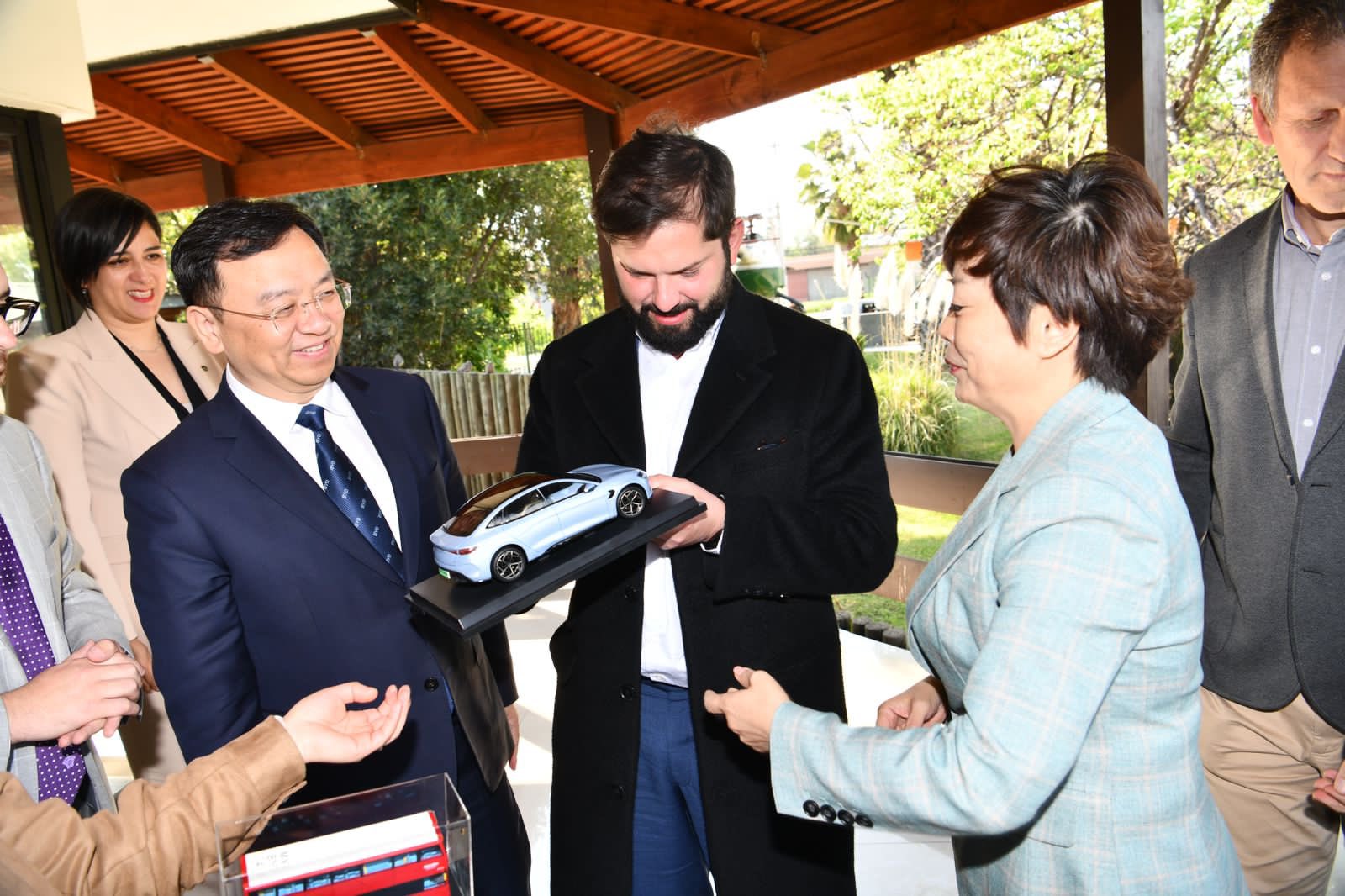 Gabriel Boric, presidente de Chile, en una reunión con directivos de la empresa china ByD