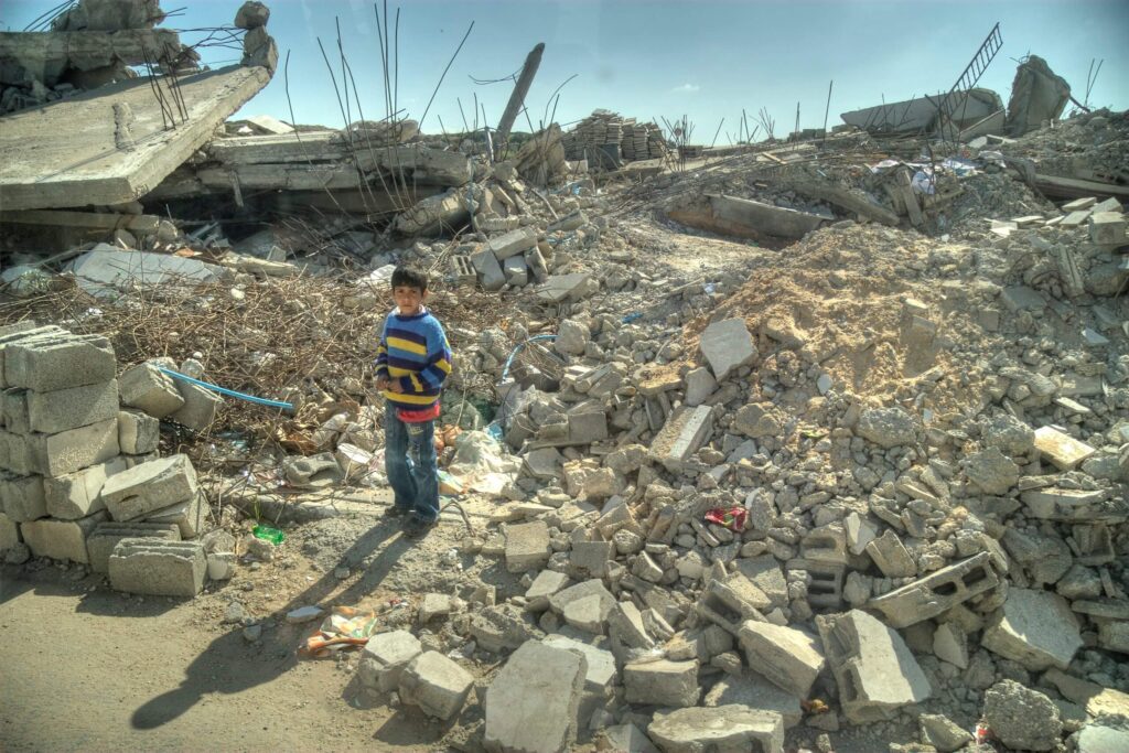 Un niño se sitúa frente a un edificio destruido en la Franja de Gaza tras un ataque israelí, 2009.