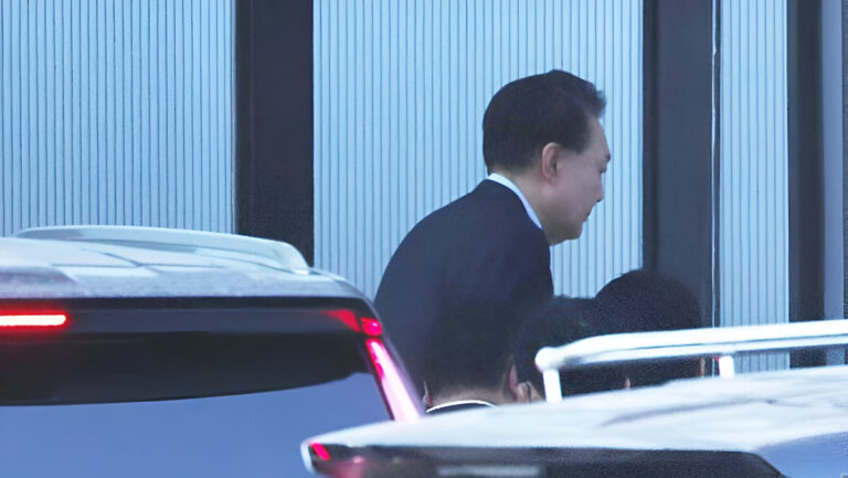 Fotograma de la detención de Yoon, presidente de Corea del Sur