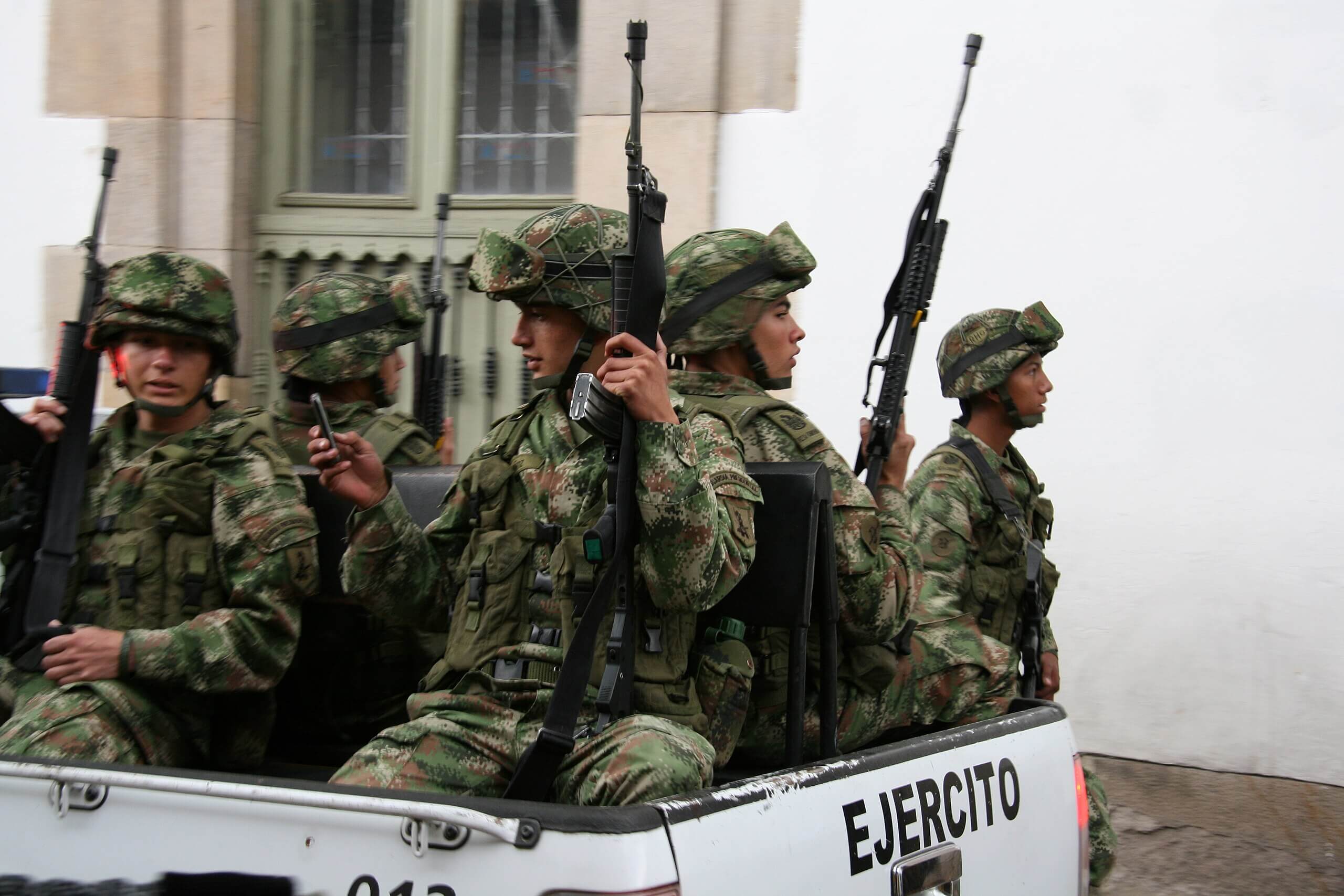Colombia enfrenta una creciente espiral de violencia tras el estallido de enfrentamientos armados entre grupos guerrilleros en el Catatumbo.