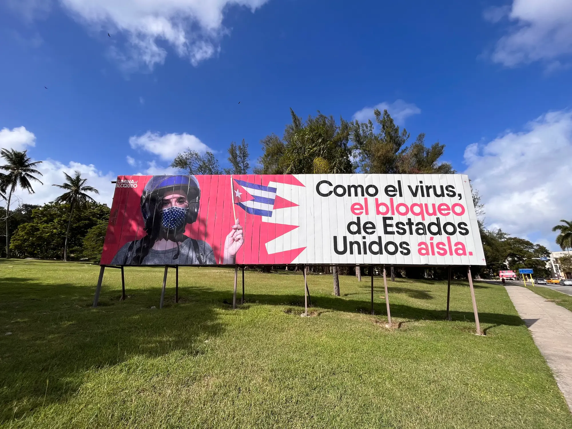 Cartel en La Habana exige el fin del embargo y las sanciones contra Cuba.