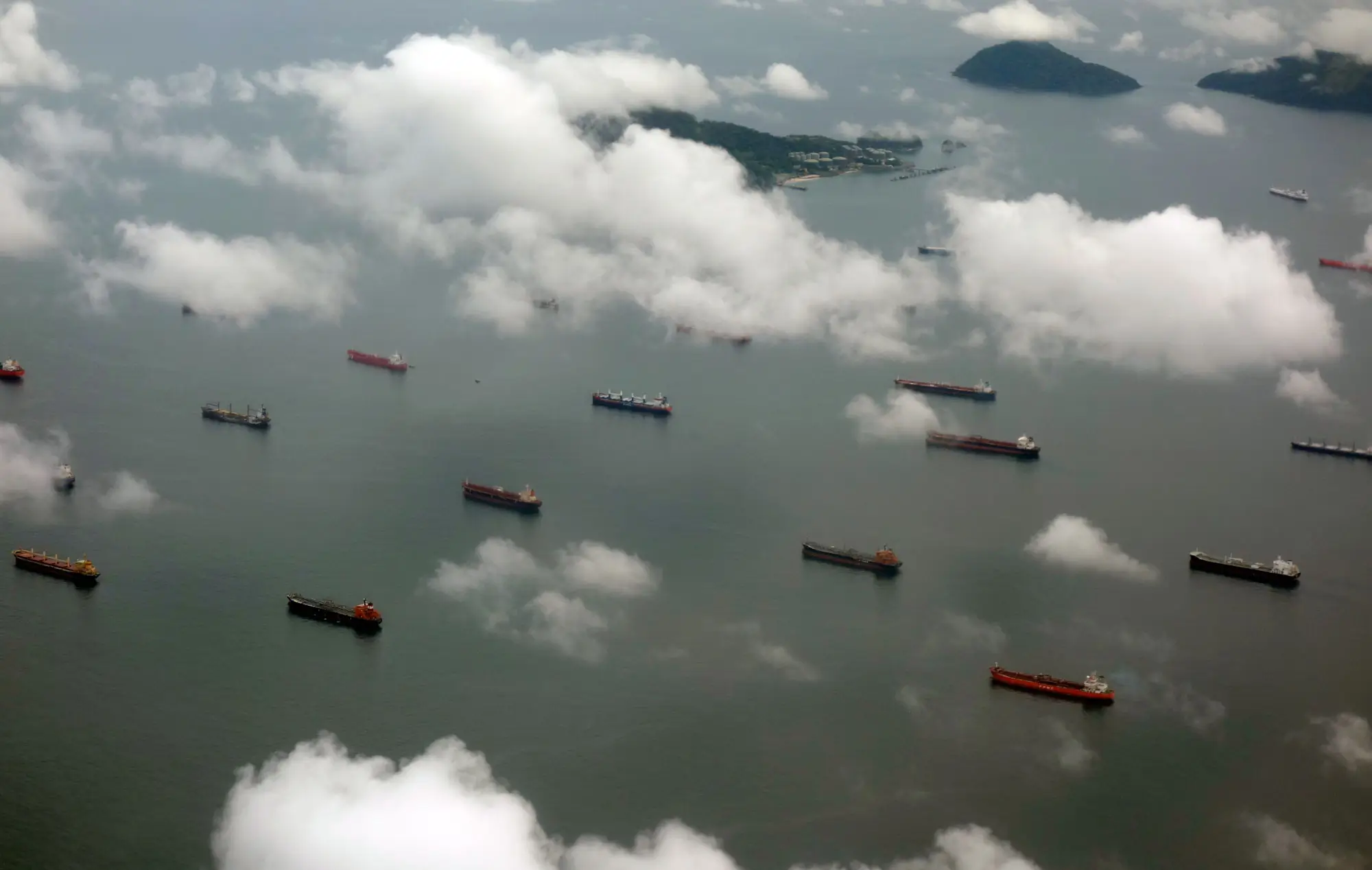 Buques esperando a entrar en el canal de Panamá en el lado del Pacífico. Las islas son, de izquierda a derecha, Toboguilla, Urubá y Taboga.