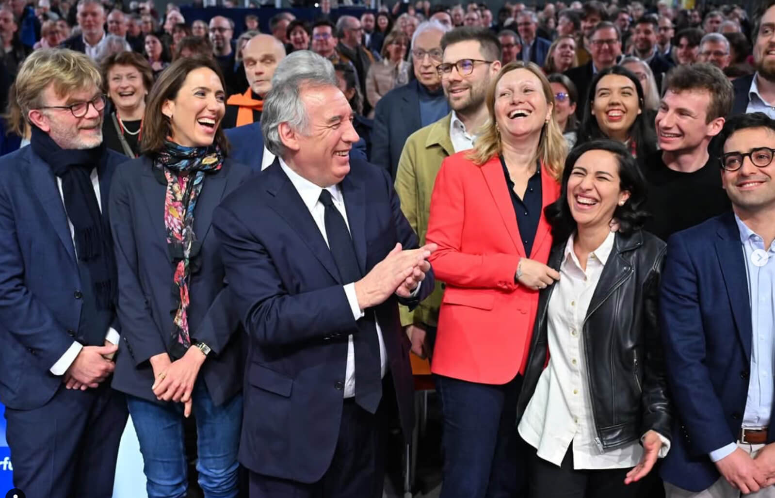 El primer ministro François Bayrou consigue salvar su gobierno y los presupuestos franceses al tiempo que la división en la izquierda crece.