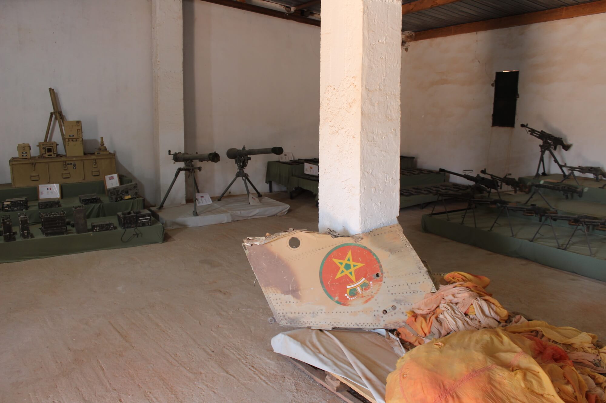 Armamento incautado por el ejército saharaui a Marruecos –incluido material procedente de España– durante la guerra del Sáhara Occidental (1975-1991), expuesto en el Museo de la Resistencia de Rabuni.