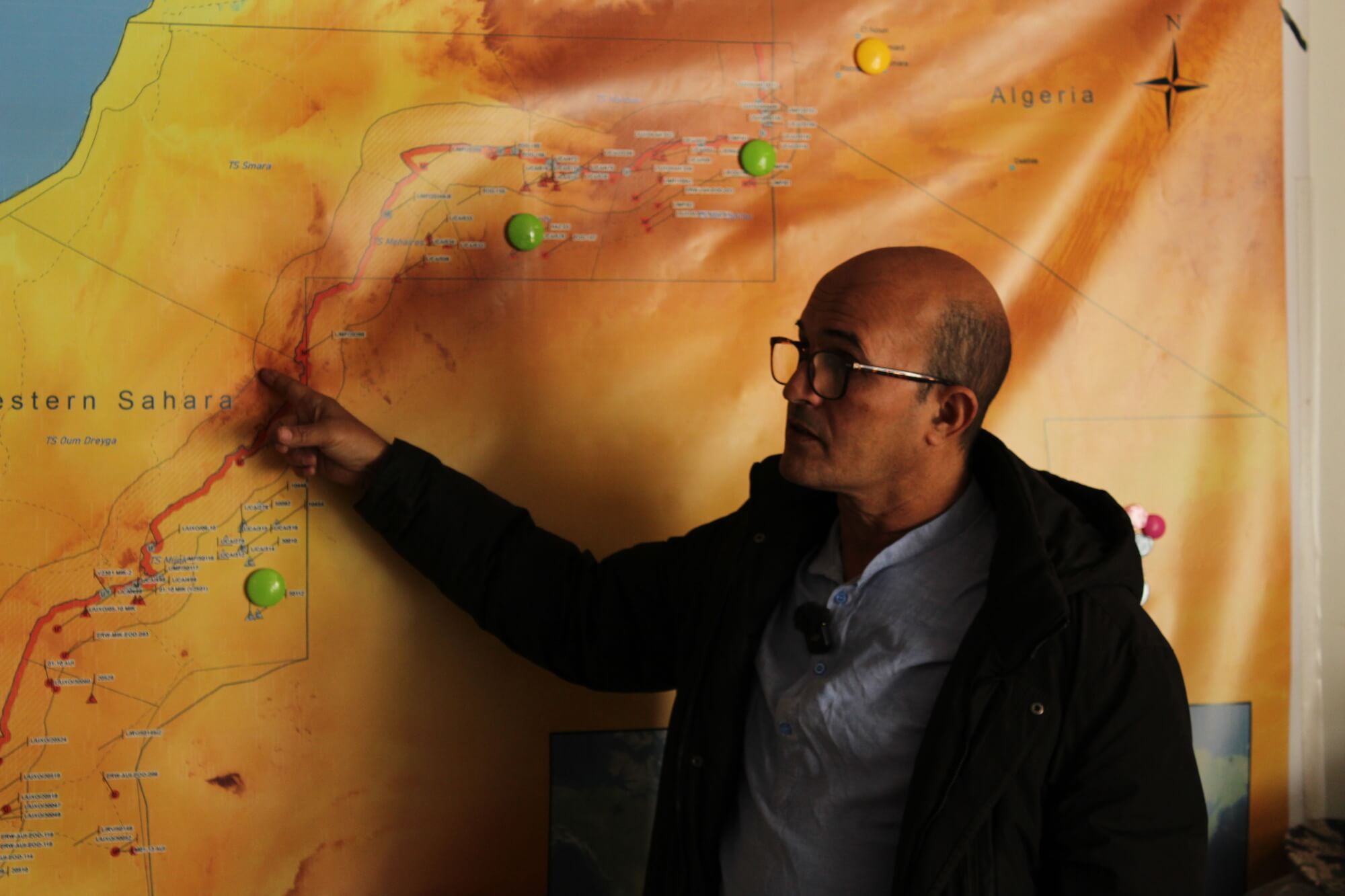 Gaici Nah, director de la Oficina Saharaui de Acción contra las Minas, nos atiende en la sede ubicada en Rabuni, en los campos de refugiados saharauis de Tinduf, Argelia.